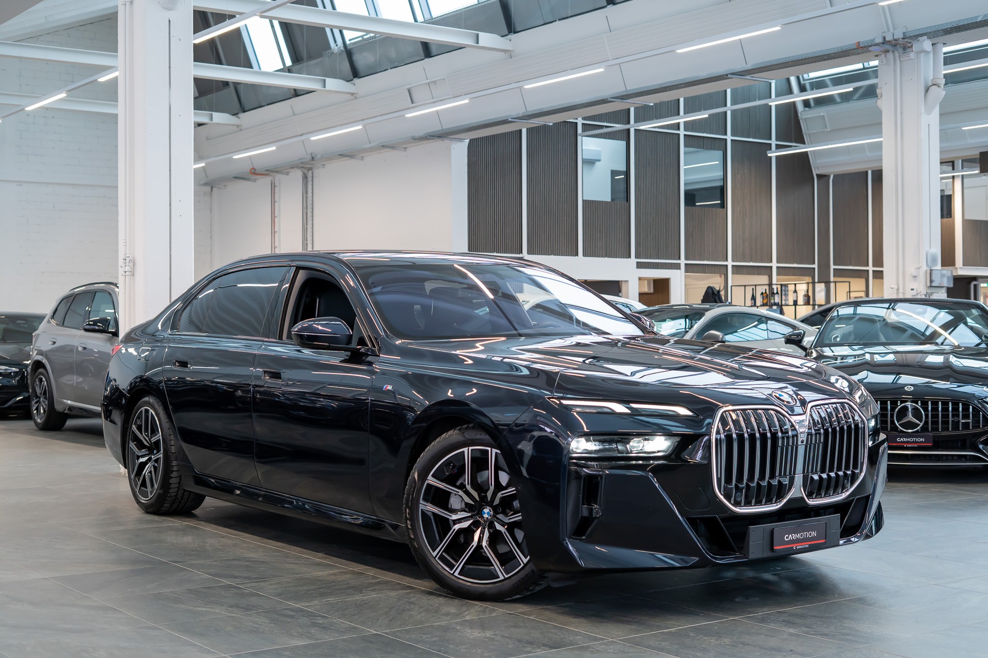 BMW 740d xDrive M Sport / Theatre Screen / Bowers&Wilkins / Iconic Glow-showroom-element-3