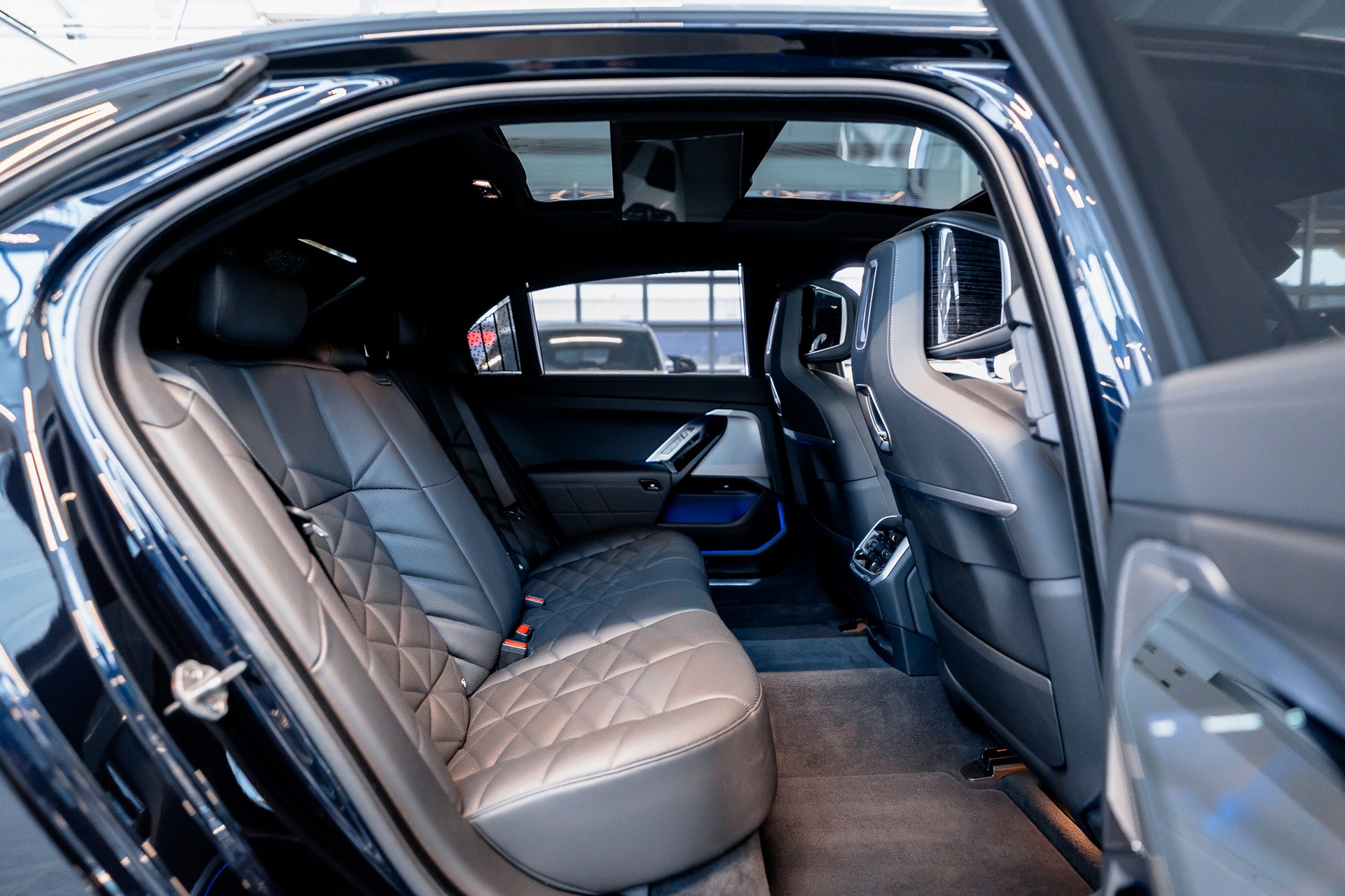 BMW 740d xDrive M Sport / Theatre Screen / Bowers&Wilkins / Iconic Glow-image-14