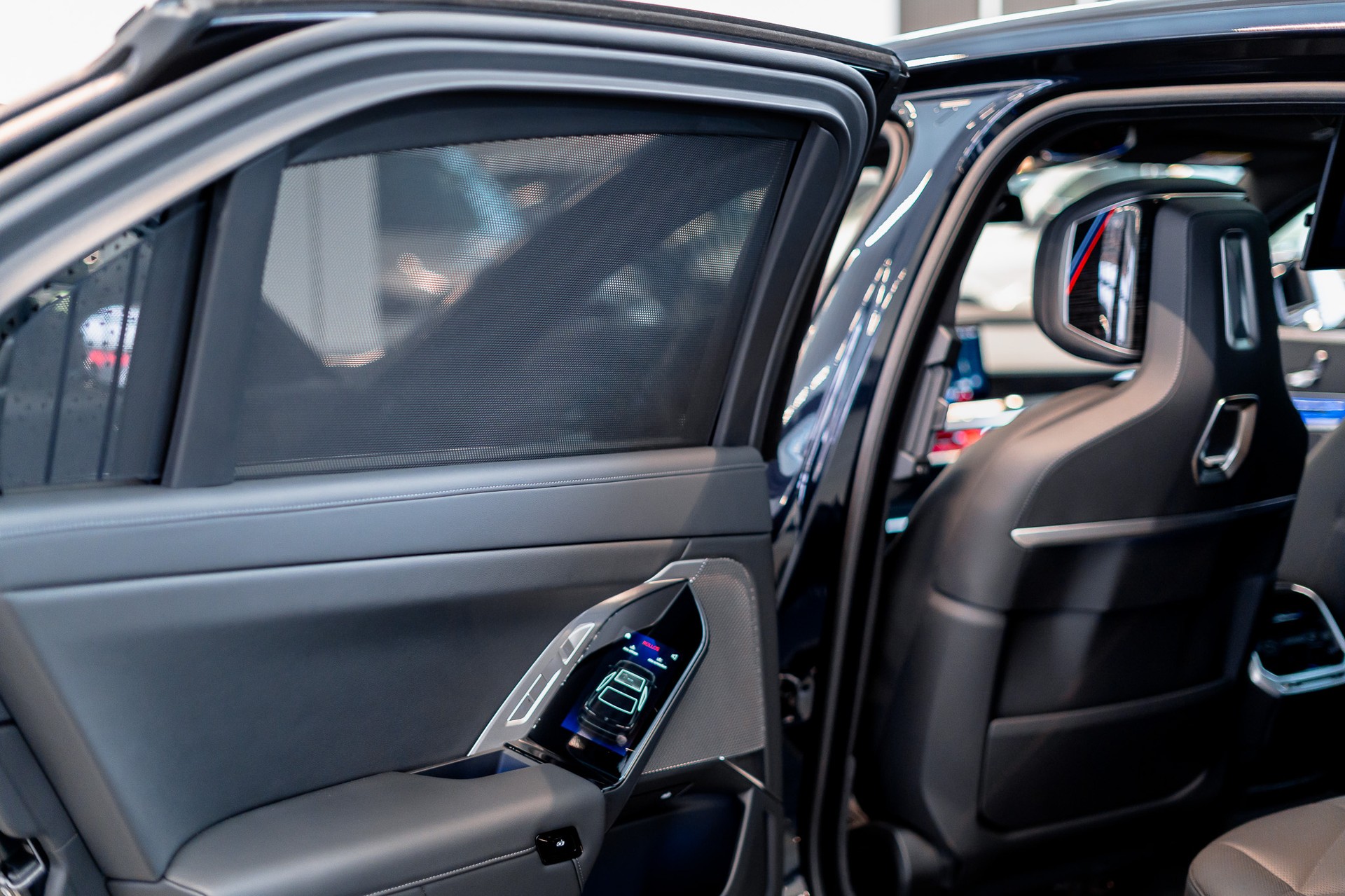BMW 740d xDrive M Sport / Theatre Screen / Bowers&Wilkins / Iconic Glow-image-19