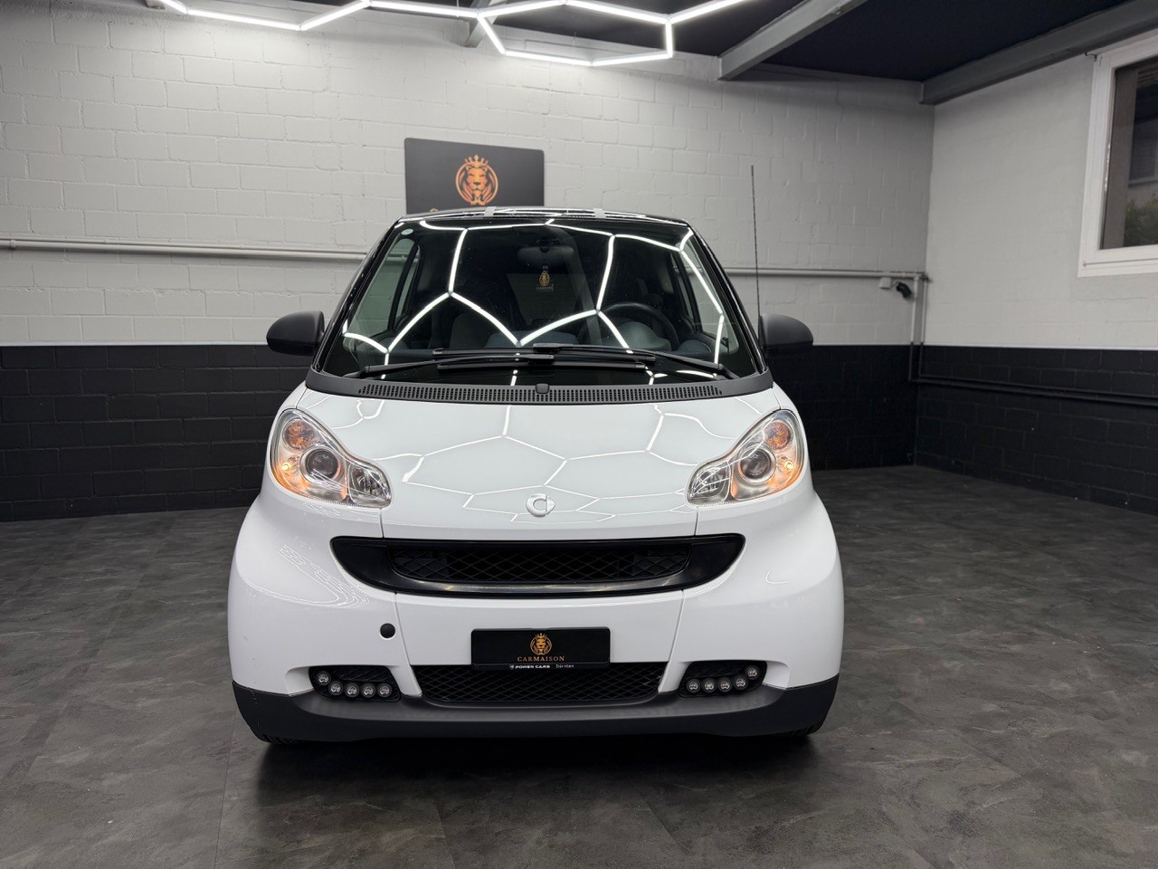 SMART fortwo black & white limited mhd softouch | Frisch ab MFK & Service-showroom-element-1