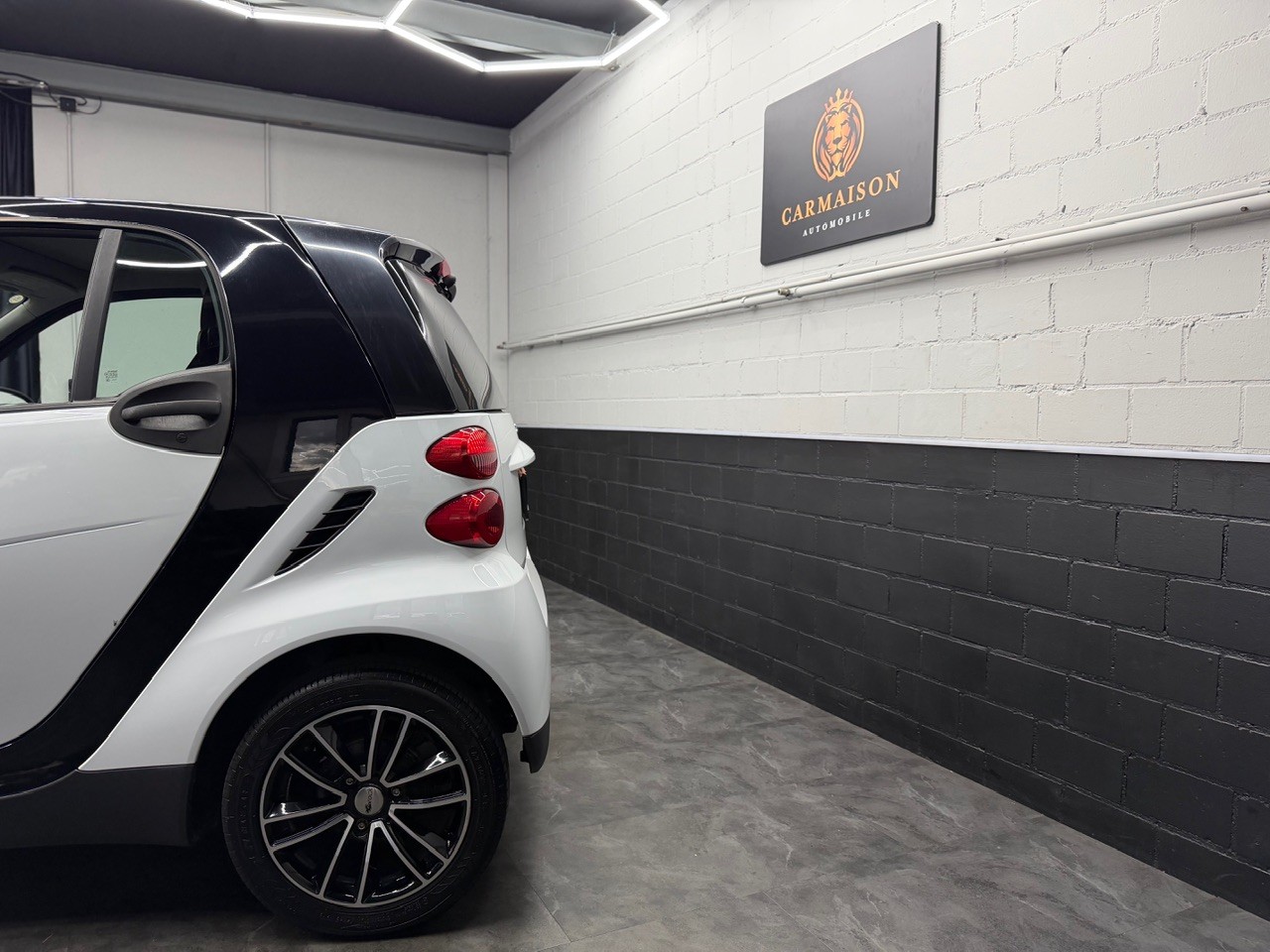 SMART fortwo black & white limited mhd softouch | Frisch ab MFK & Service-showroom-element-3