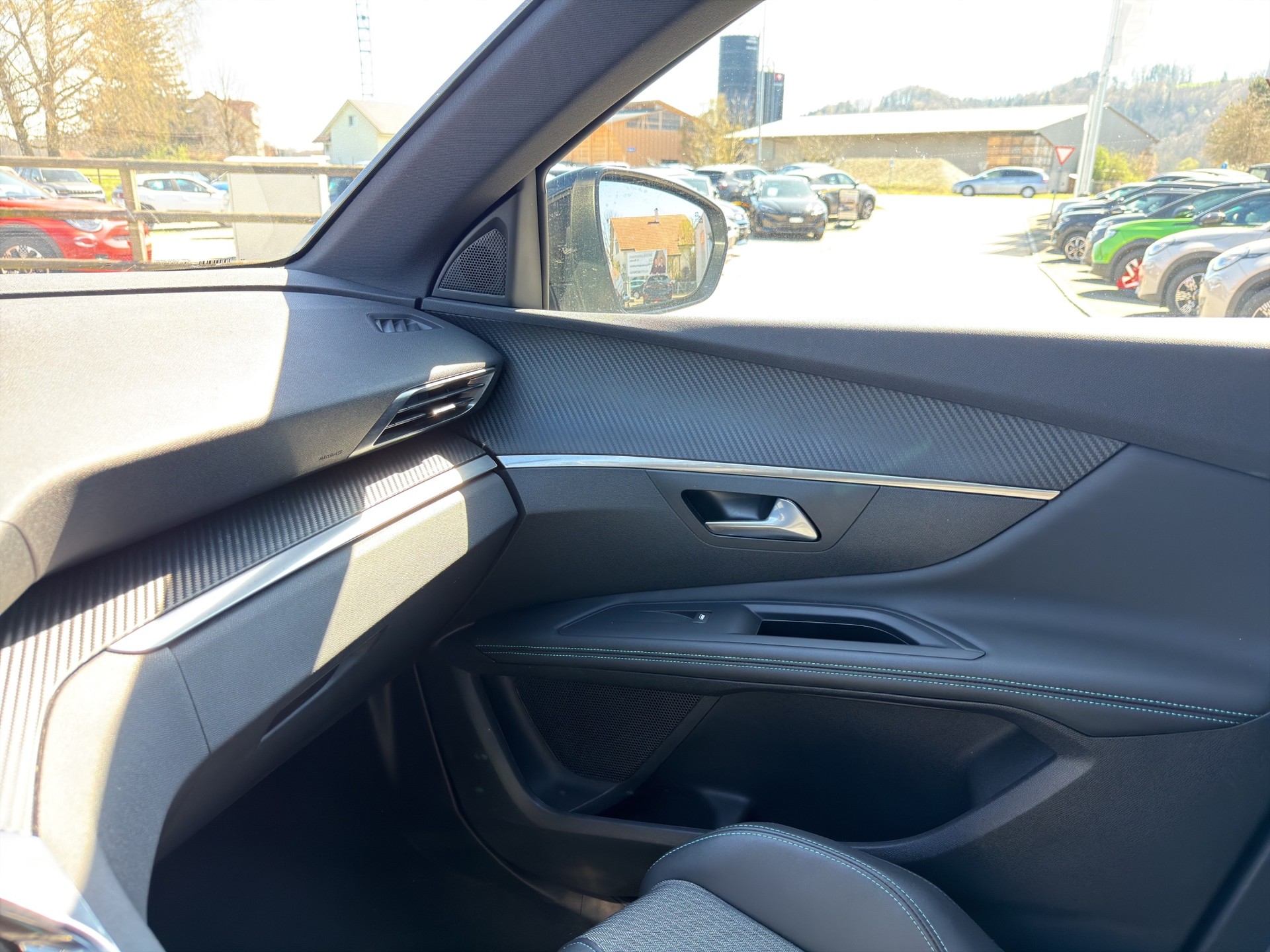 PEUGEOT 2008 1.2 Hybrid 145 Style-image-42