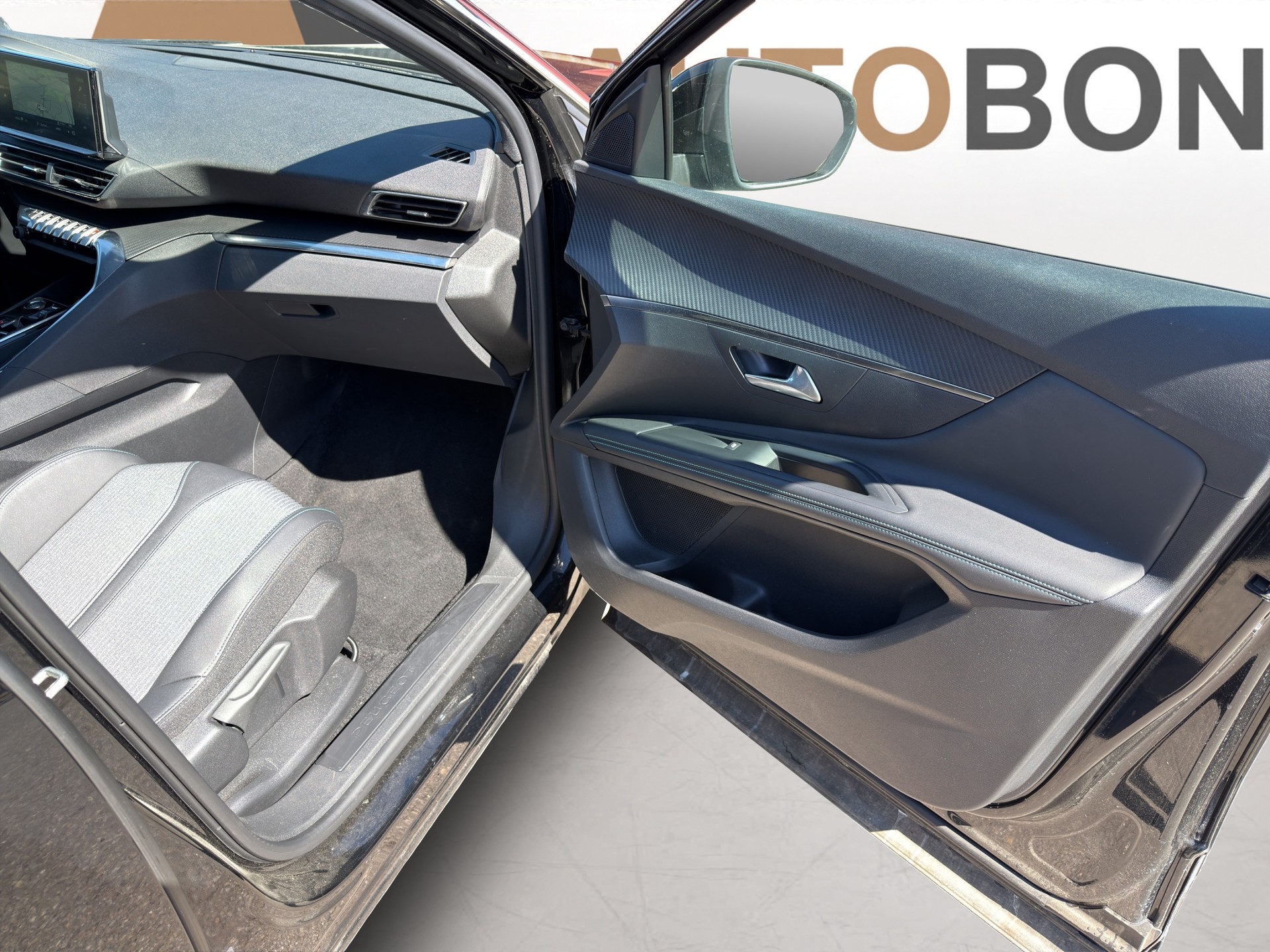 PEUGEOT 2008 1.2 Hybrid 145 Style-image-13