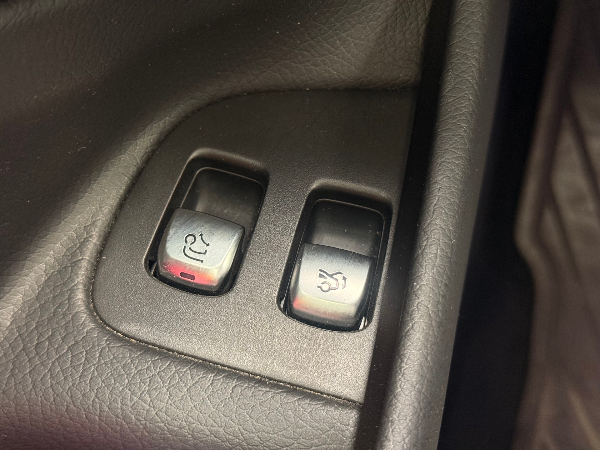 MERCEDES-BENZ E 220 d Avantgrde 4Matic 9G-Tronic-image-22