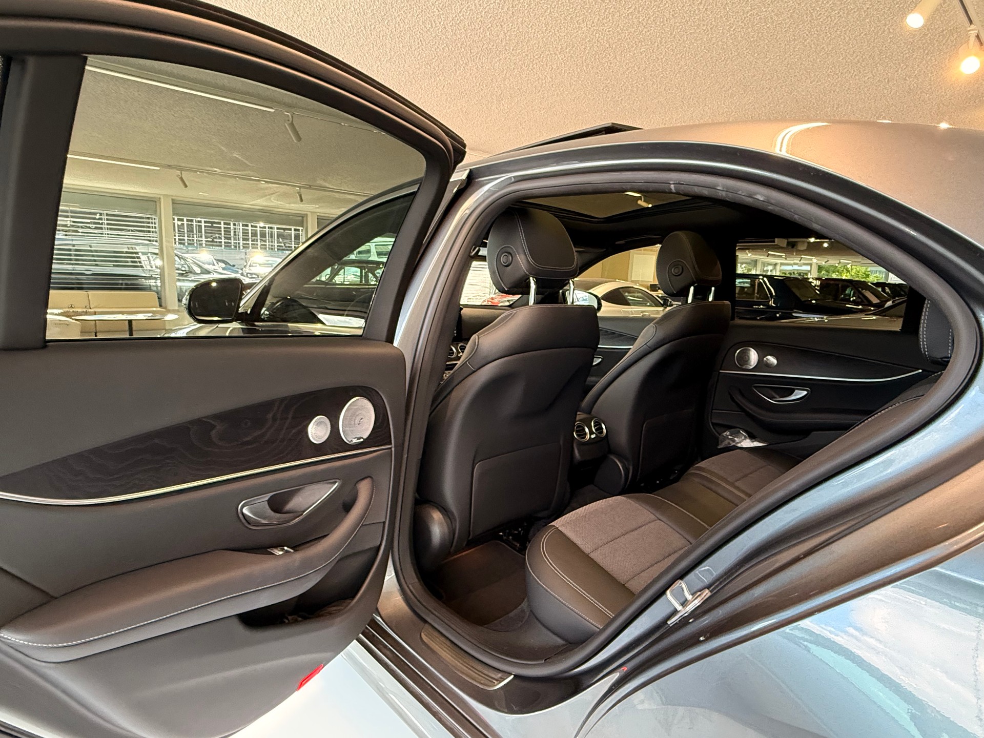MERCEDES-BENZ E 220 d Avantgrde 4Matic 9G-Tronic-image-15