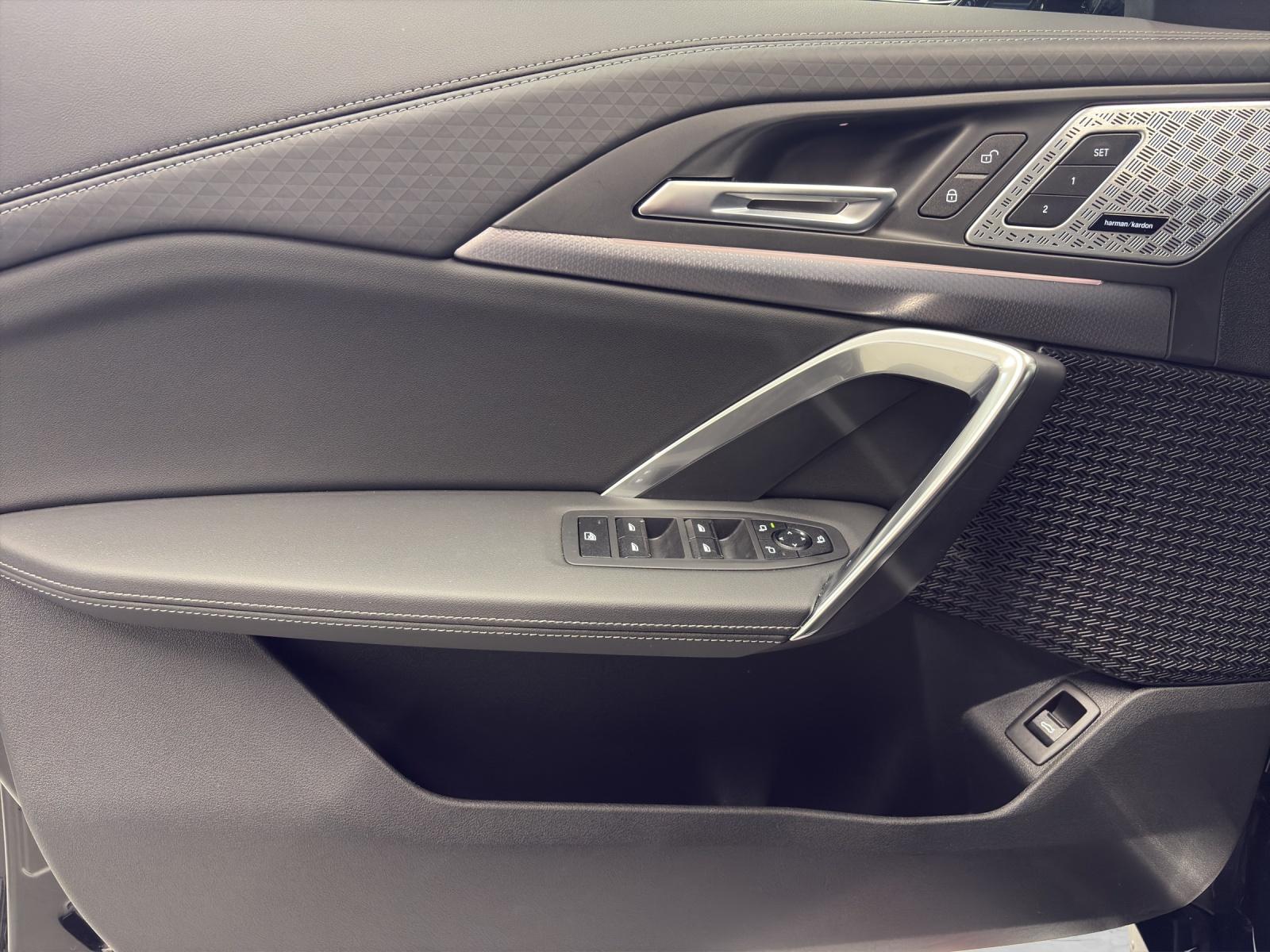 BMW iX2 30 xDrive-image-16