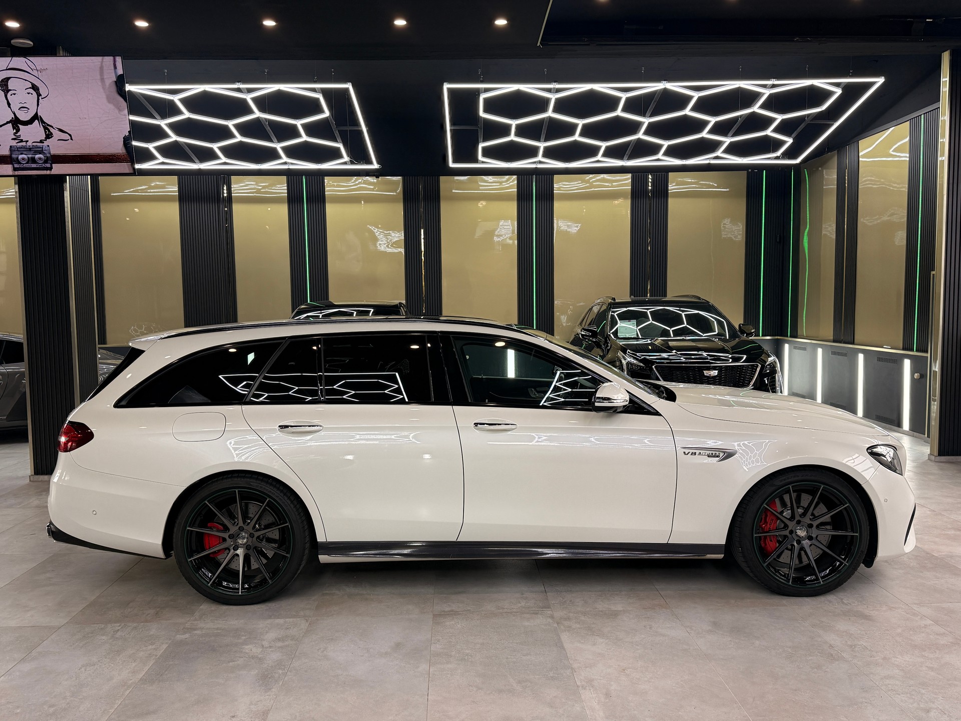 MERCEDES-BENZ E 63 AMG S 4 Matic 9G-Tronic-showroom-element-3