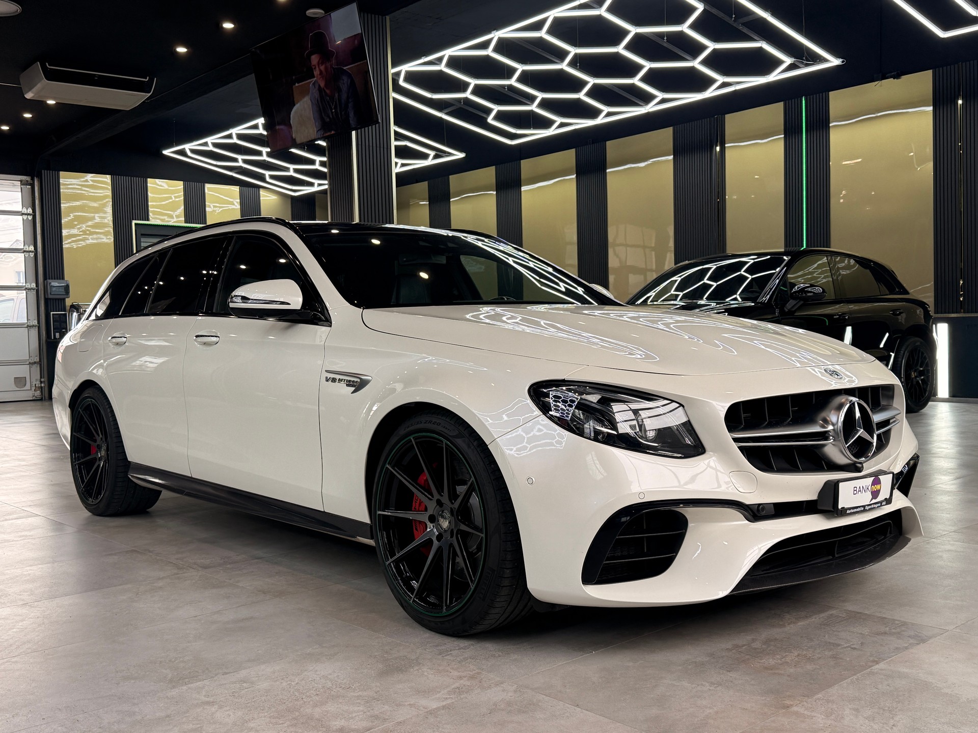 MERCEDES-BENZ E 63 AMG S 4 Matic 9G-Tronic-showroom-element-2