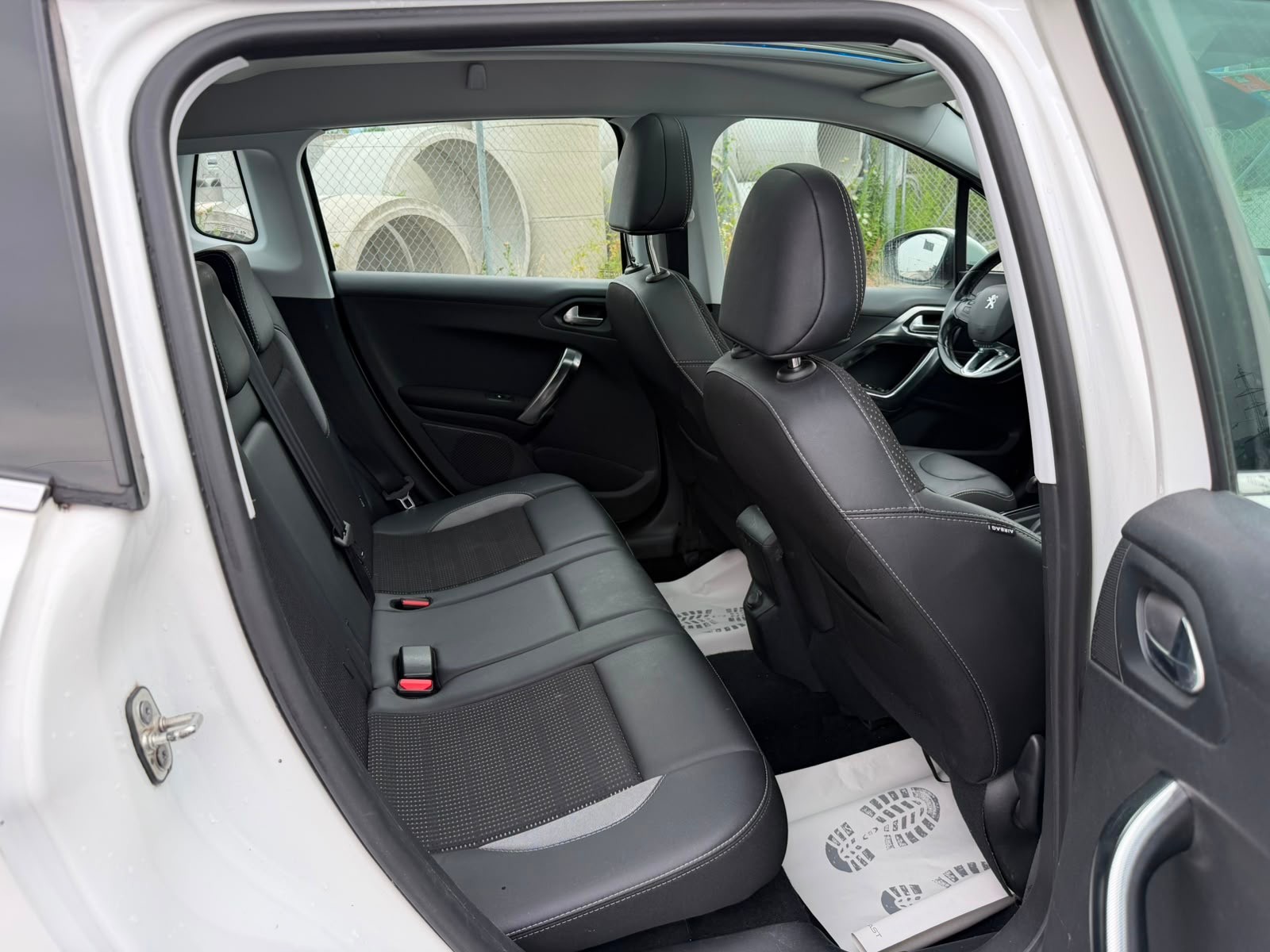 PEUGEOT 2008 1.2 PureTech Allure EAT6-image-10