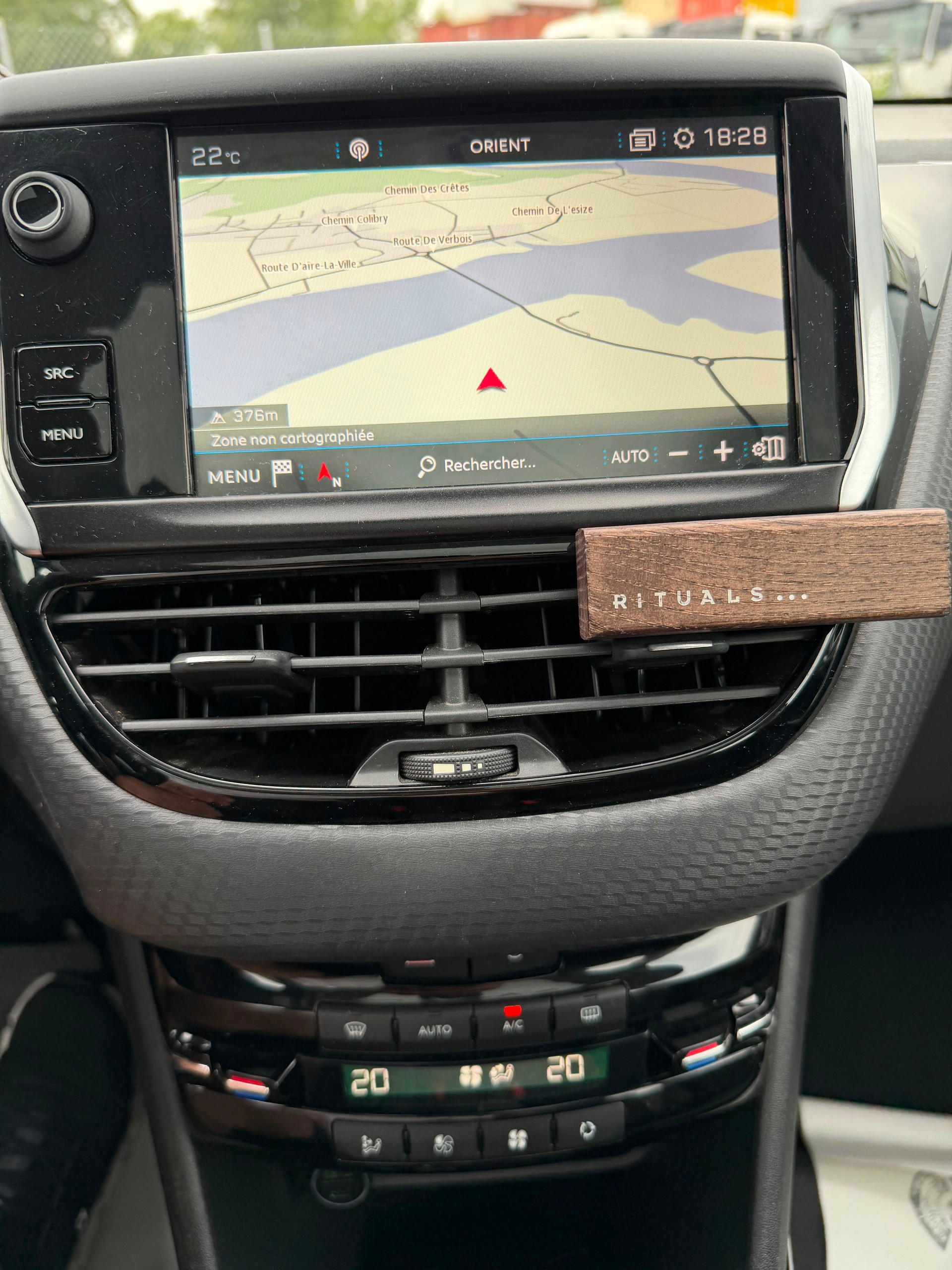 PEUGEOT 2008 1.2 PureTech Allure EAT6-image-13
