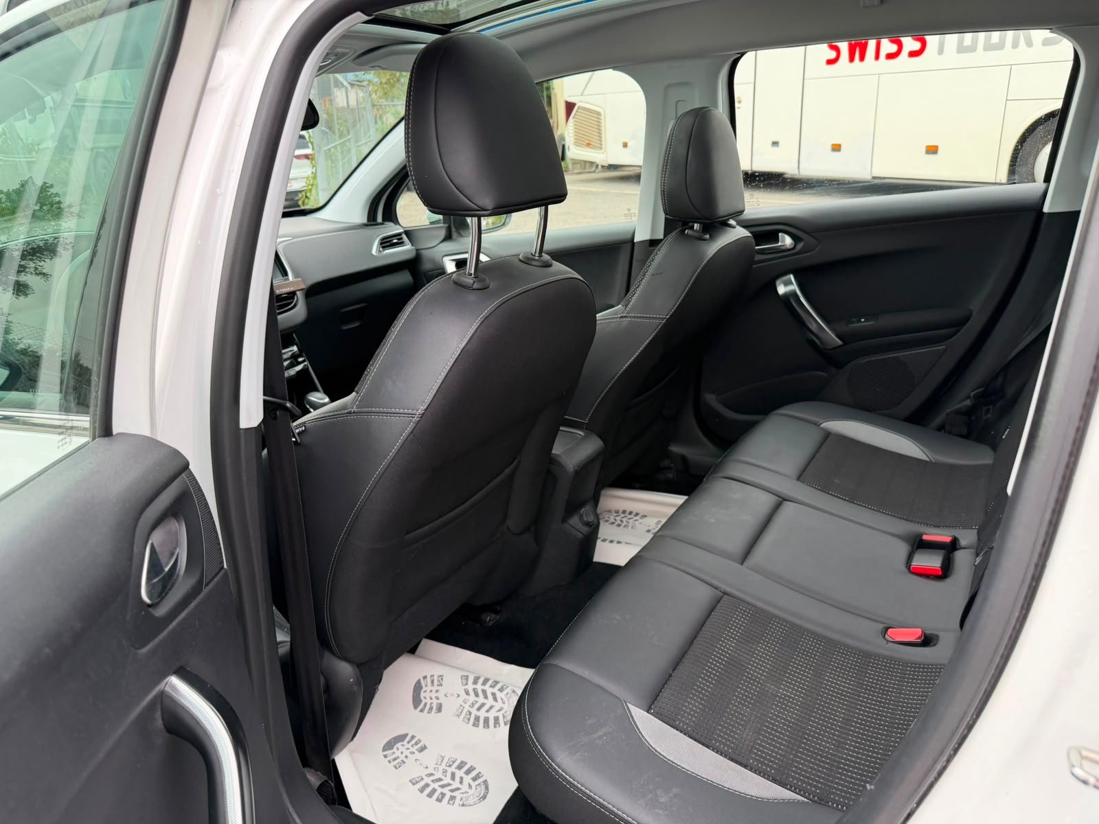 PEUGEOT 2008 1.2 PureTech Allure EAT6-image-11