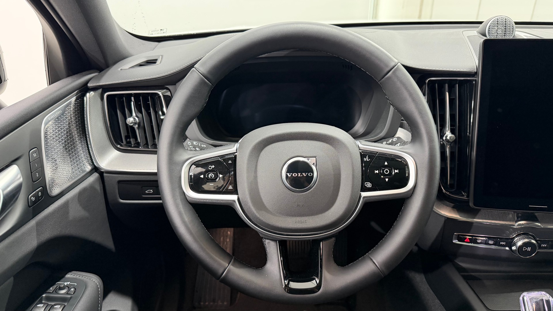 VOLVO XC60 2.0 T6 TE Black Edition e-image-12