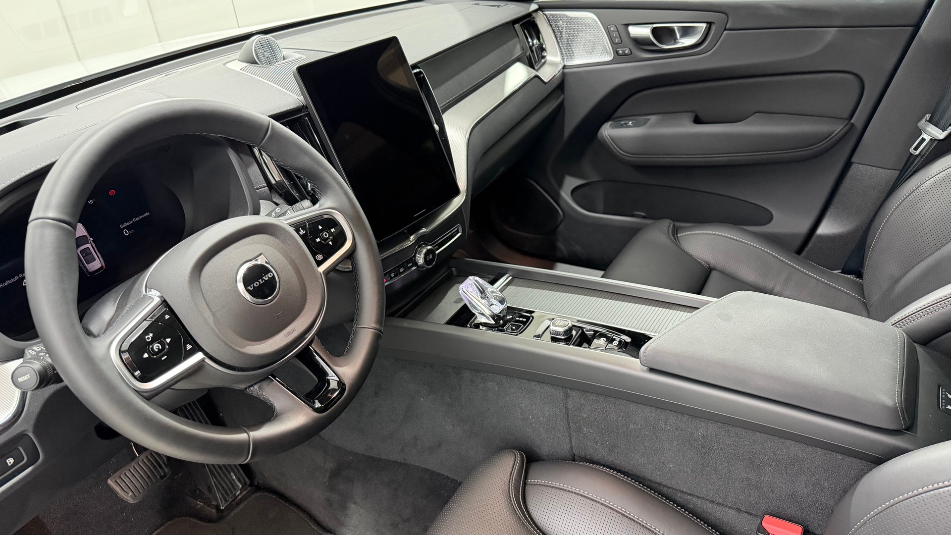 VOLVO XC60 2.0 T6 TE Black Edition e-showroom-element-3