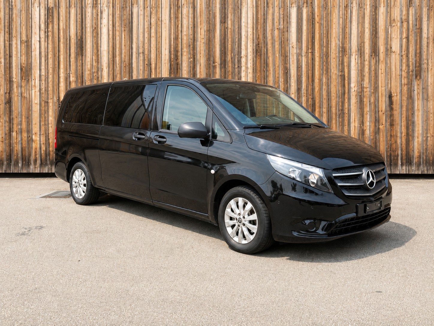 MERCEDES-BENZ VIP-Umbau-showroom-element-2