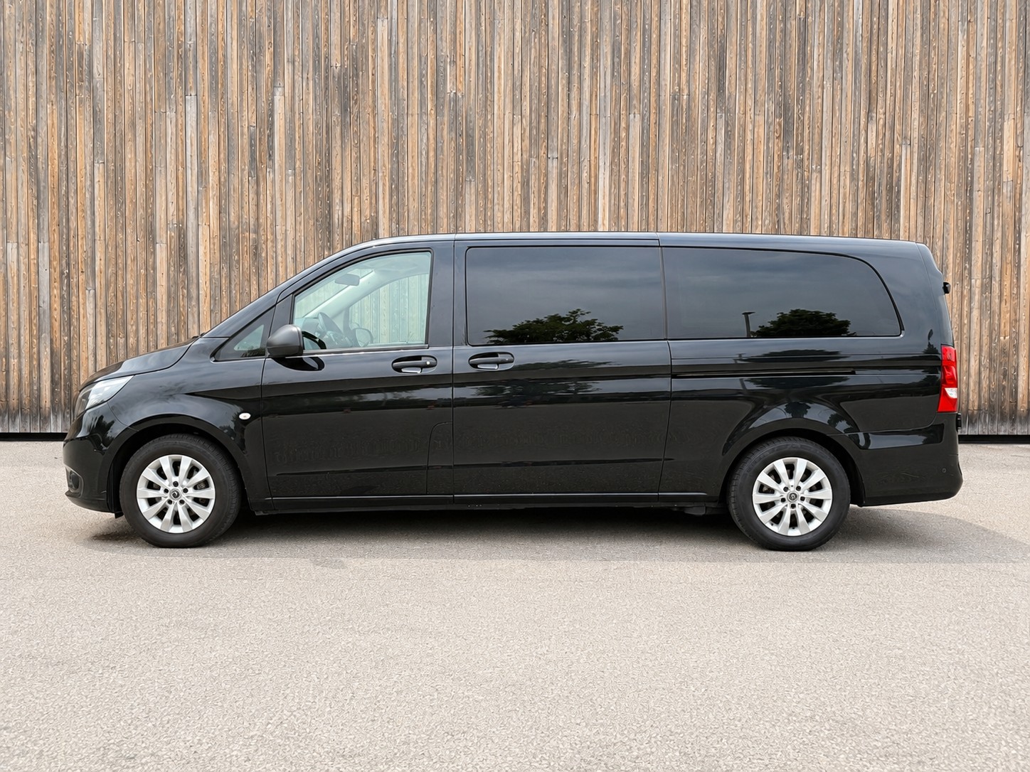 MERCEDES-BENZ VIP-Umbau-showroom-element-3
