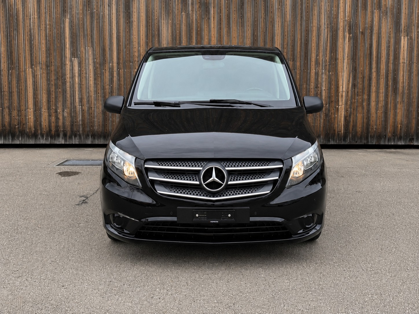 MERCEDES-BENZ VIP-Umbau-showroom-element-1