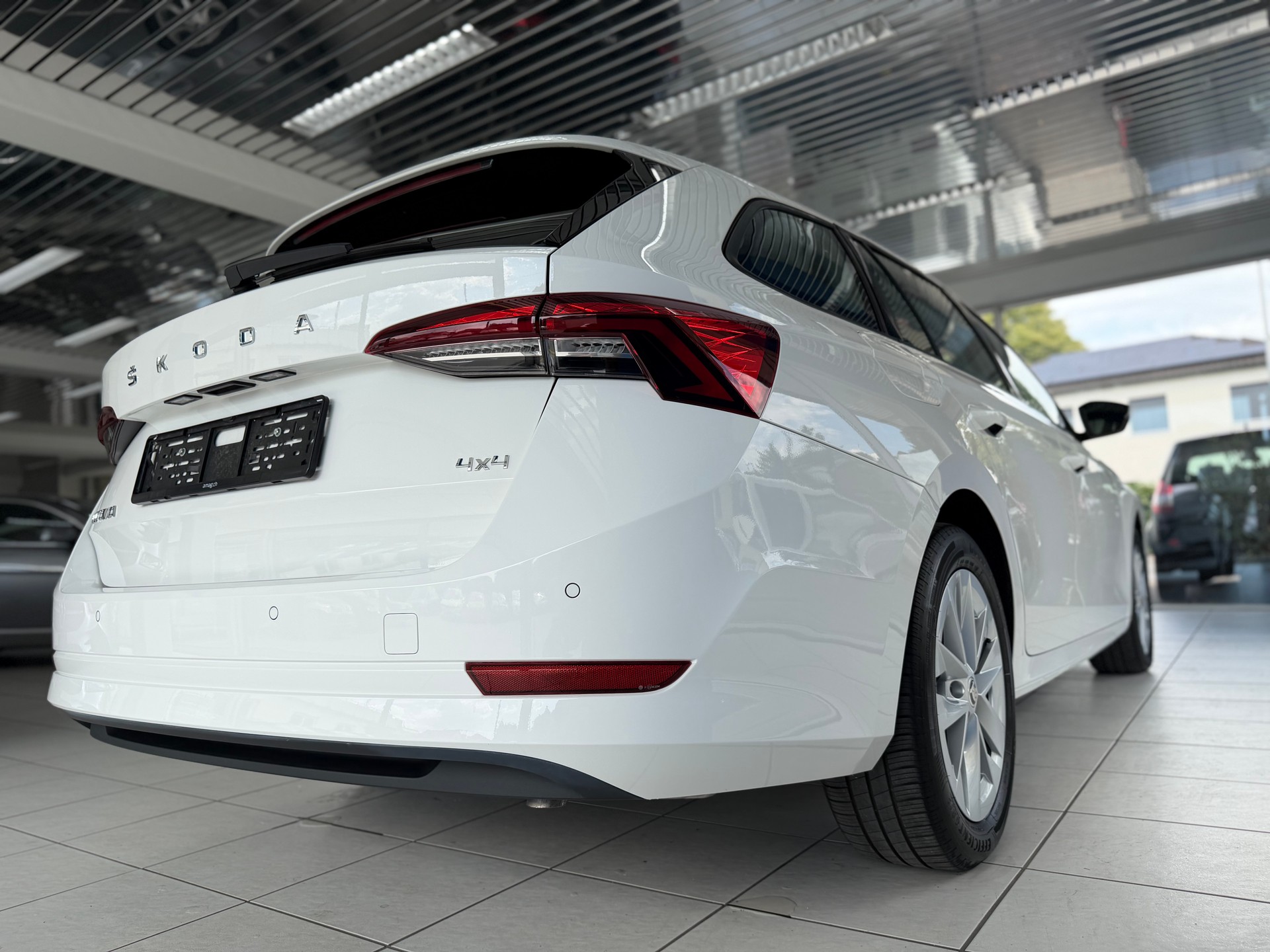 SKODA Octavia Combi 2.0 TSI Ambition DSG 4x4-image-6