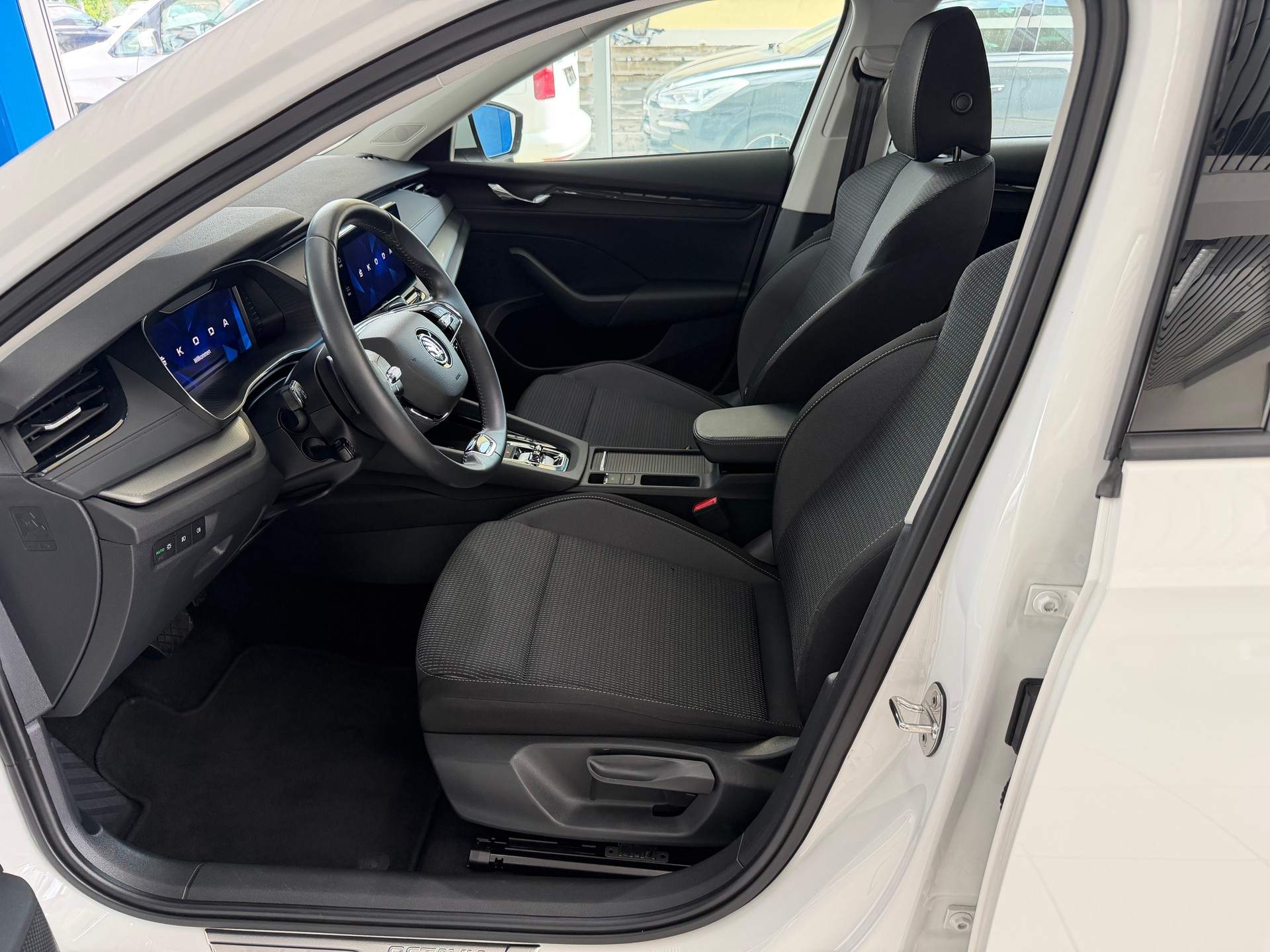 SKODA Octavia Combi 2.0 TSI Ambition DSG 4x4-image-11
