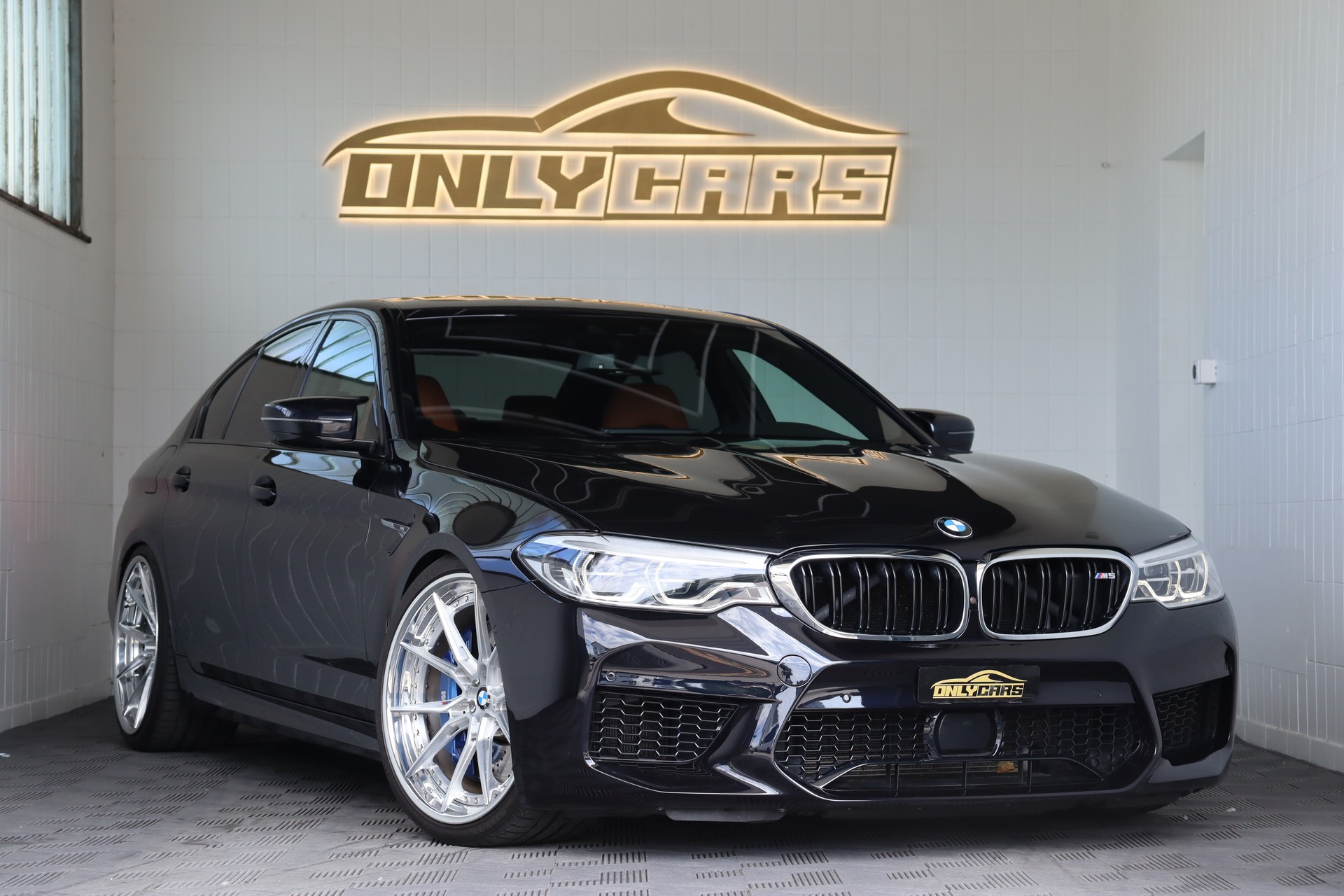 BMW M5 XDRIVE DRIVELOGIC * GRAIL AUSPUFF * AST-FEDERN * CUSTOM-FELGEN * CH-FAHRZEUG *