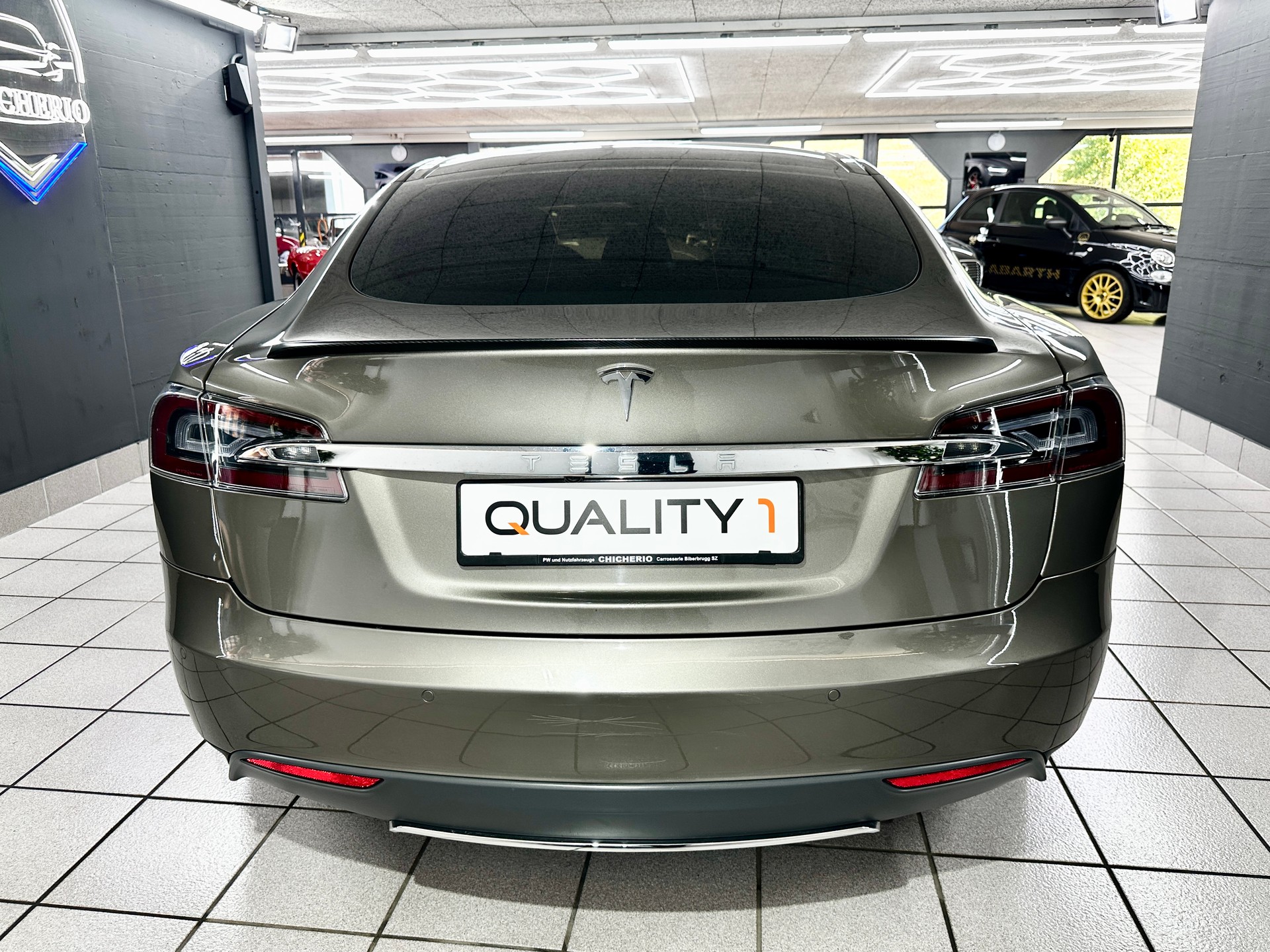 TESLA Model S 85 D Performance-showroom-element-3