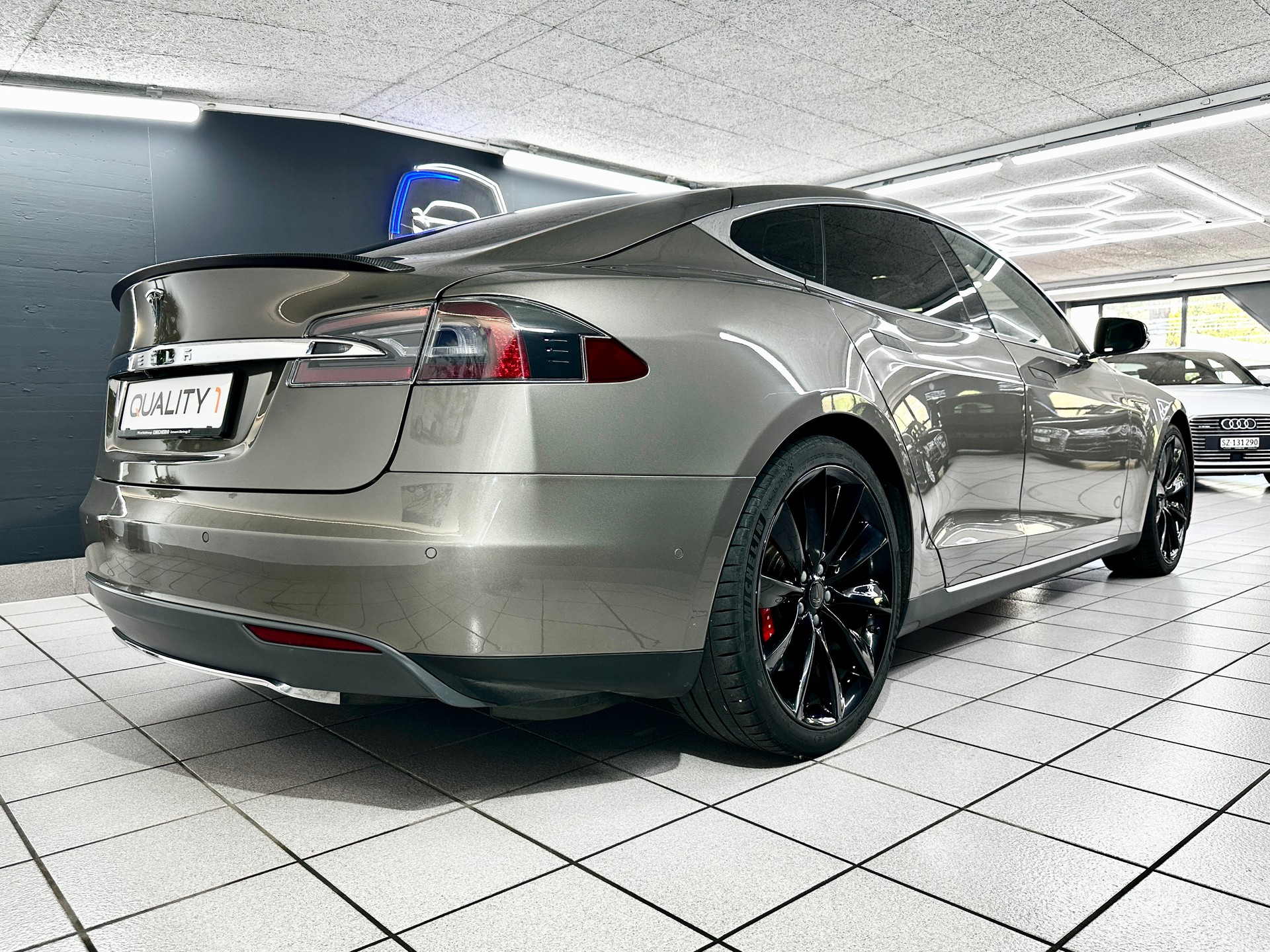 TESLA Model S 85 D Performance-showroom-element-2