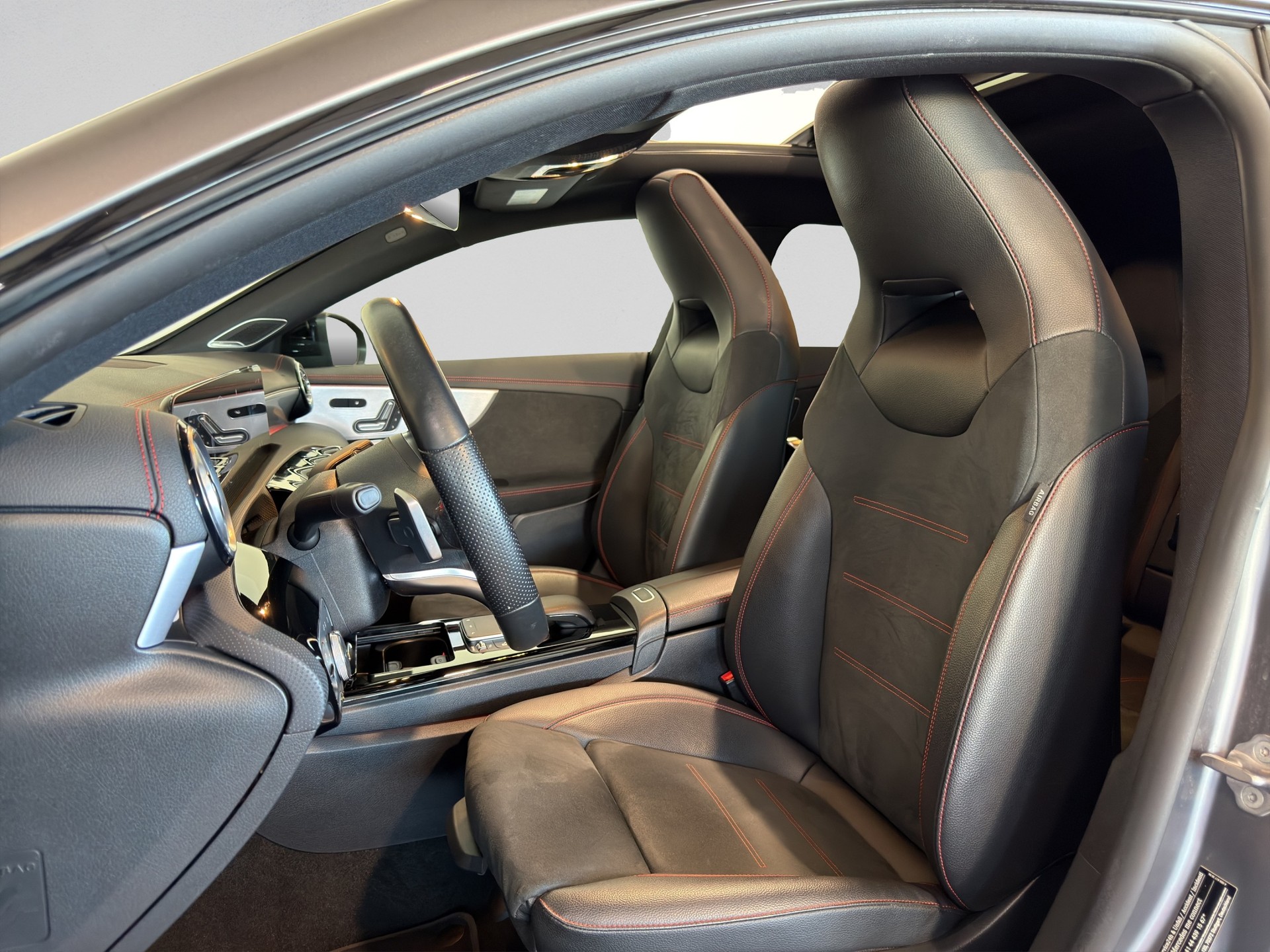 MERCEDES-BENZ CLA Shooting Brake 250 4Matic 7G-DCT AMG Line-image-9