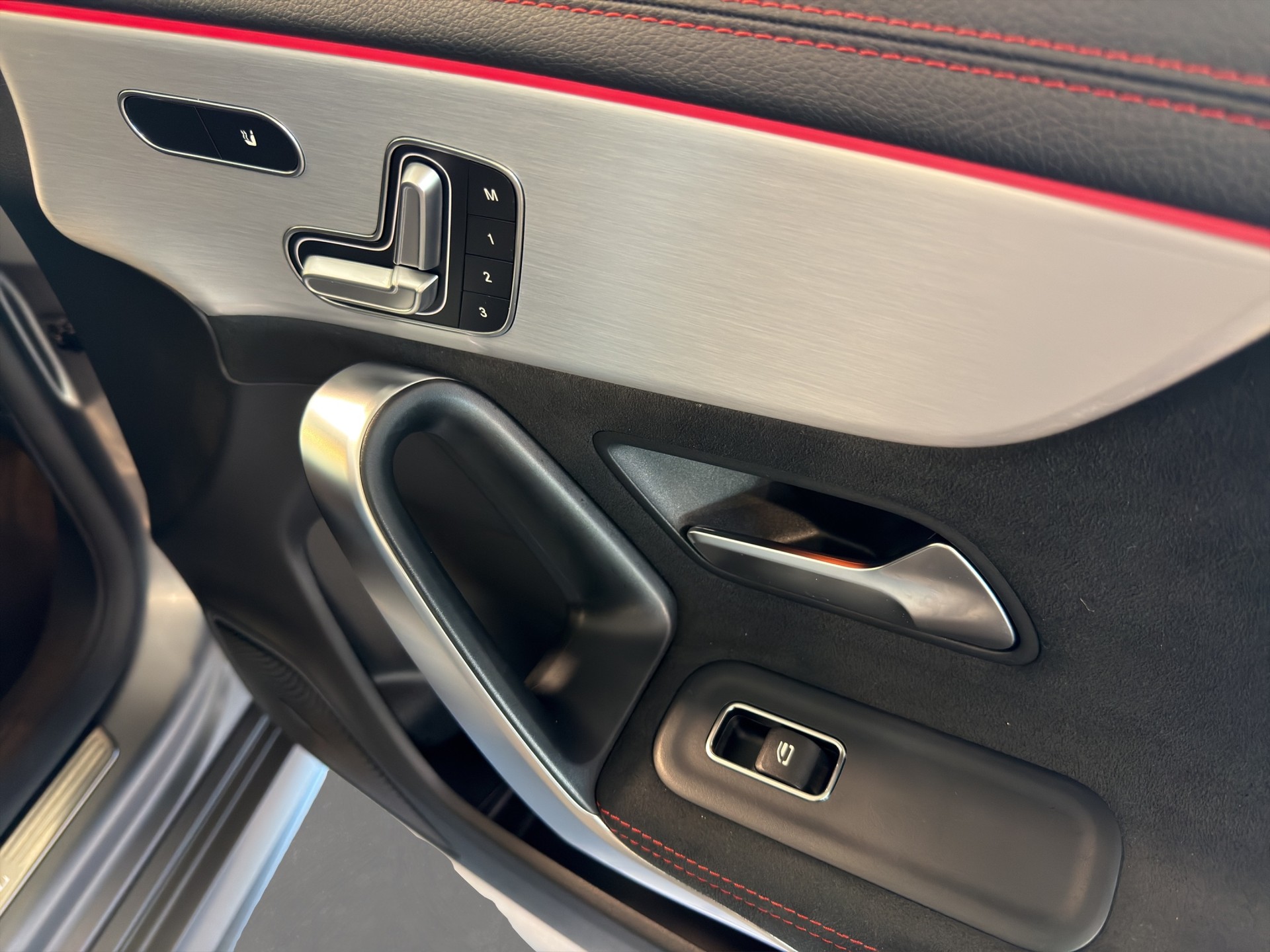 MERCEDES-BENZ CLA Shooting Brake 250 4Matic 7G-DCT AMG Line-image-24