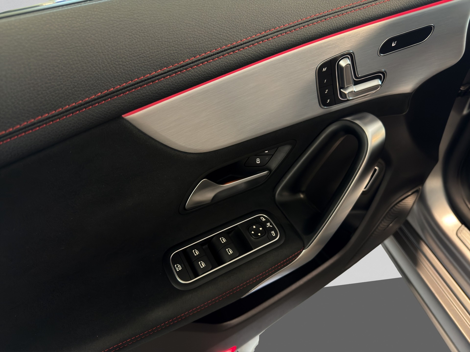 MERCEDES-BENZ CLA Shooting Brake 250 4Matic 7G-DCT AMG Line-image-12