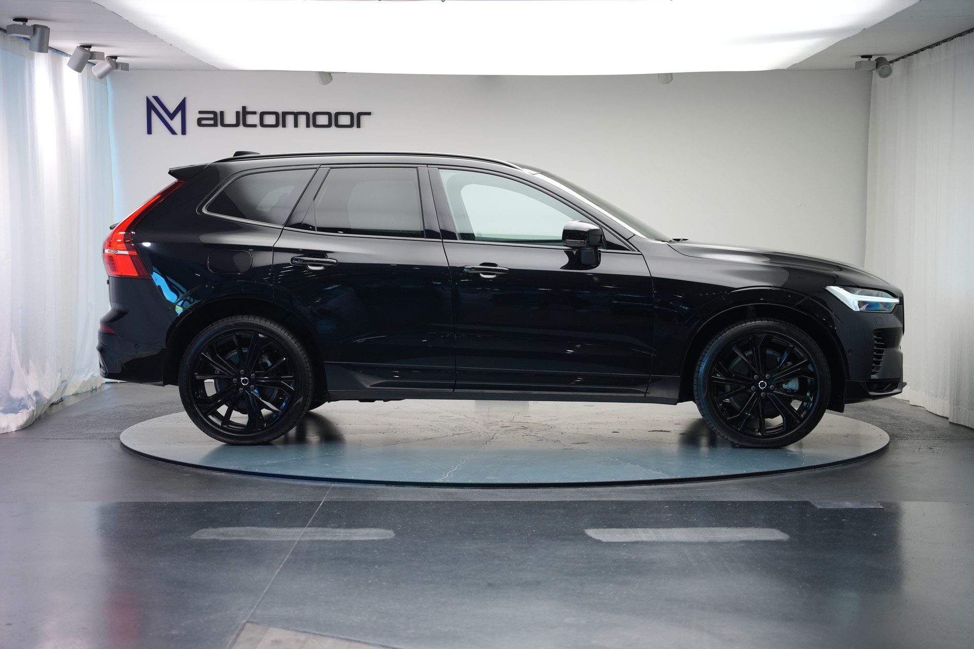 VOLVO XC60 T8 eAWD PluginHybrid Ultimate Dark Geartronic Black Edition Ultra-showroom-element-3