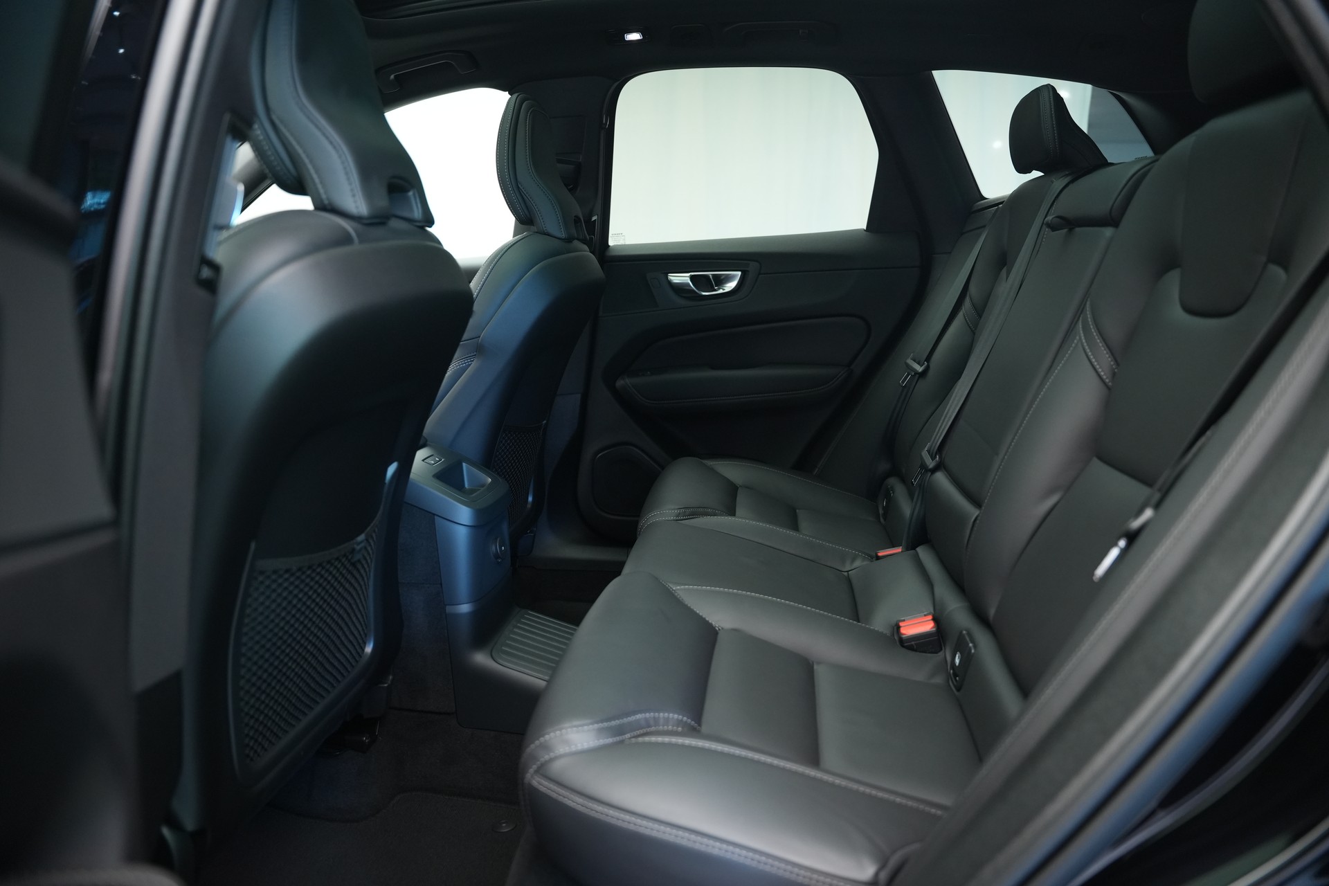 VOLVO XC60 T8 eAWD PluginHybrid Ultimate Dark Geartronic Black Edition Ultra-image-15