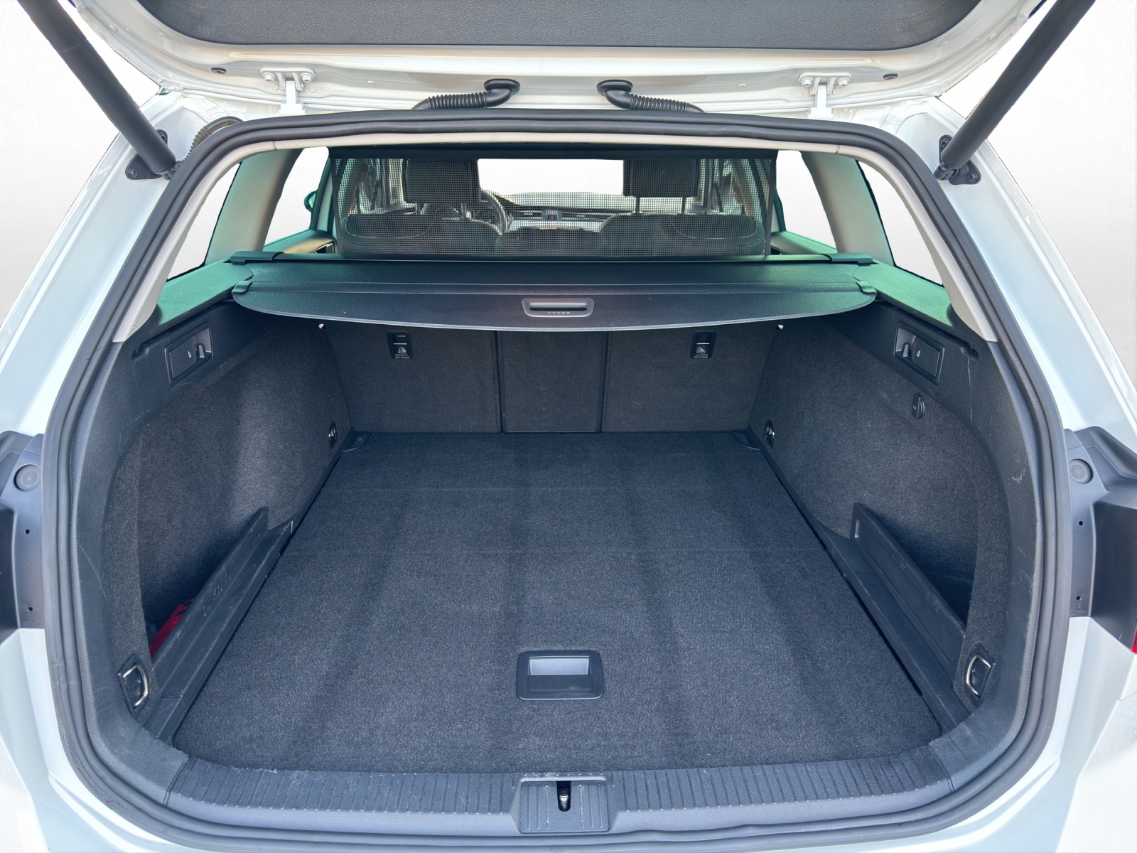 VW Passat 2.0 TDI BMT Elegance 4Motion DSG-image-14