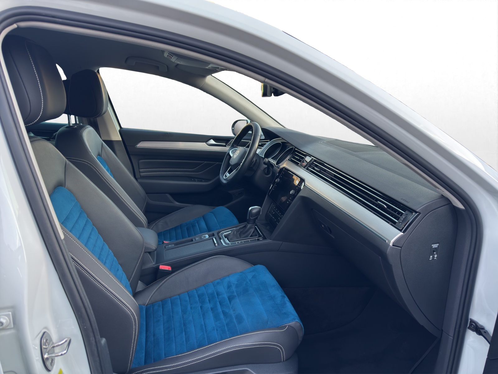 VW Passat 2.0 TDI BMT Elegance 4Motion DSG-image-12