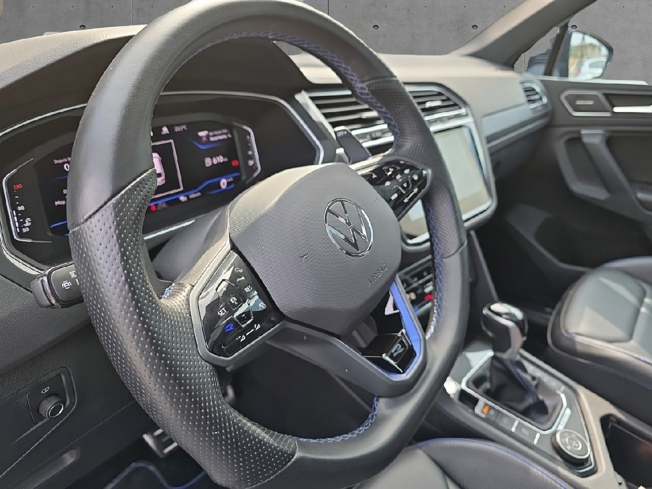 VW Tiguan 2.0TSI R 4Motion DSG-image-19