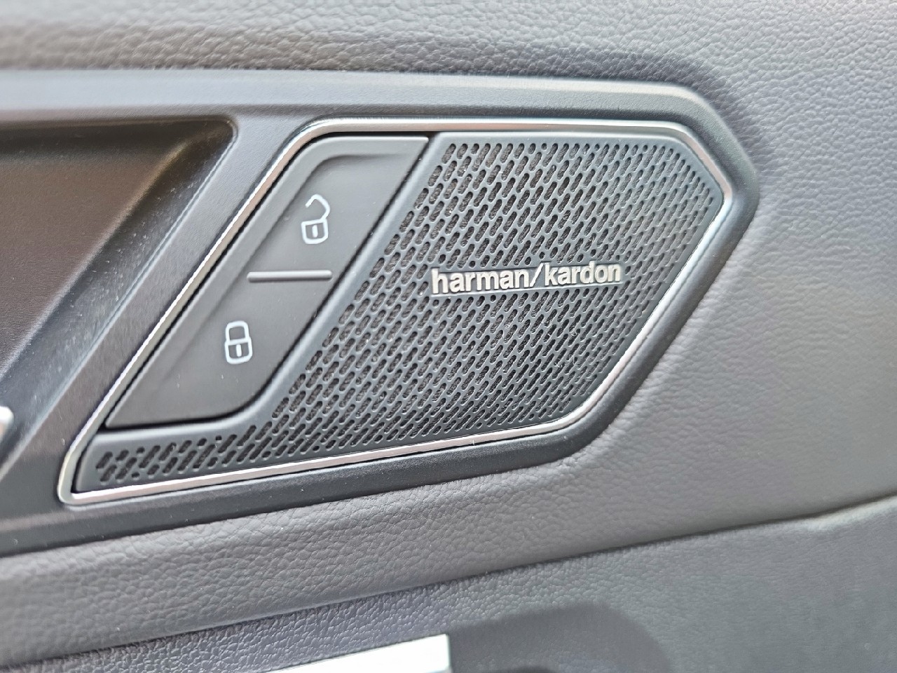 VW Tiguan 2.0TSI R 4Motion DSG-image-15