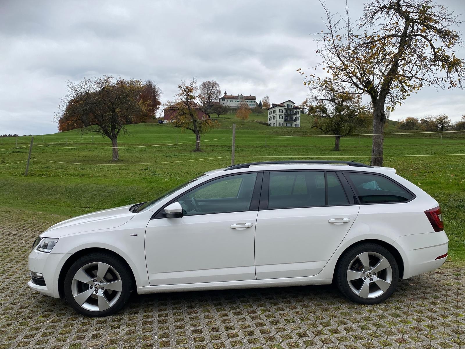 SKODA Octavia Combi 2.0 TDI Style 4x4 DSG-image-2