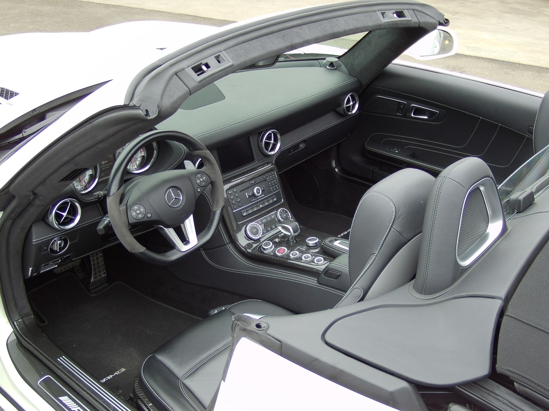 MERCEDES-BENZ SLS 63 AMG Speedshift-image-9