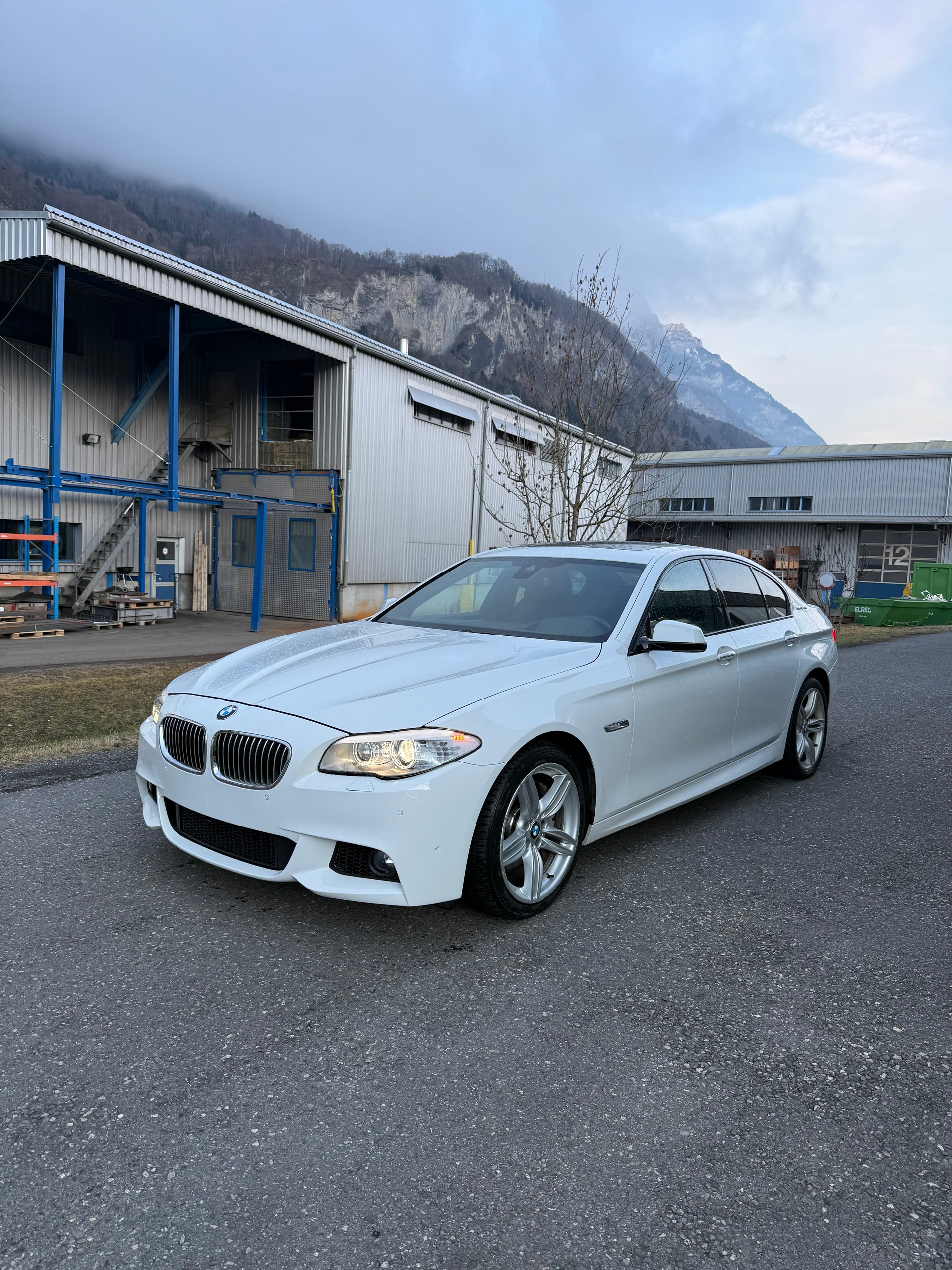 BMW ActiveHybrid 5 Steptronic-showroom-element-1