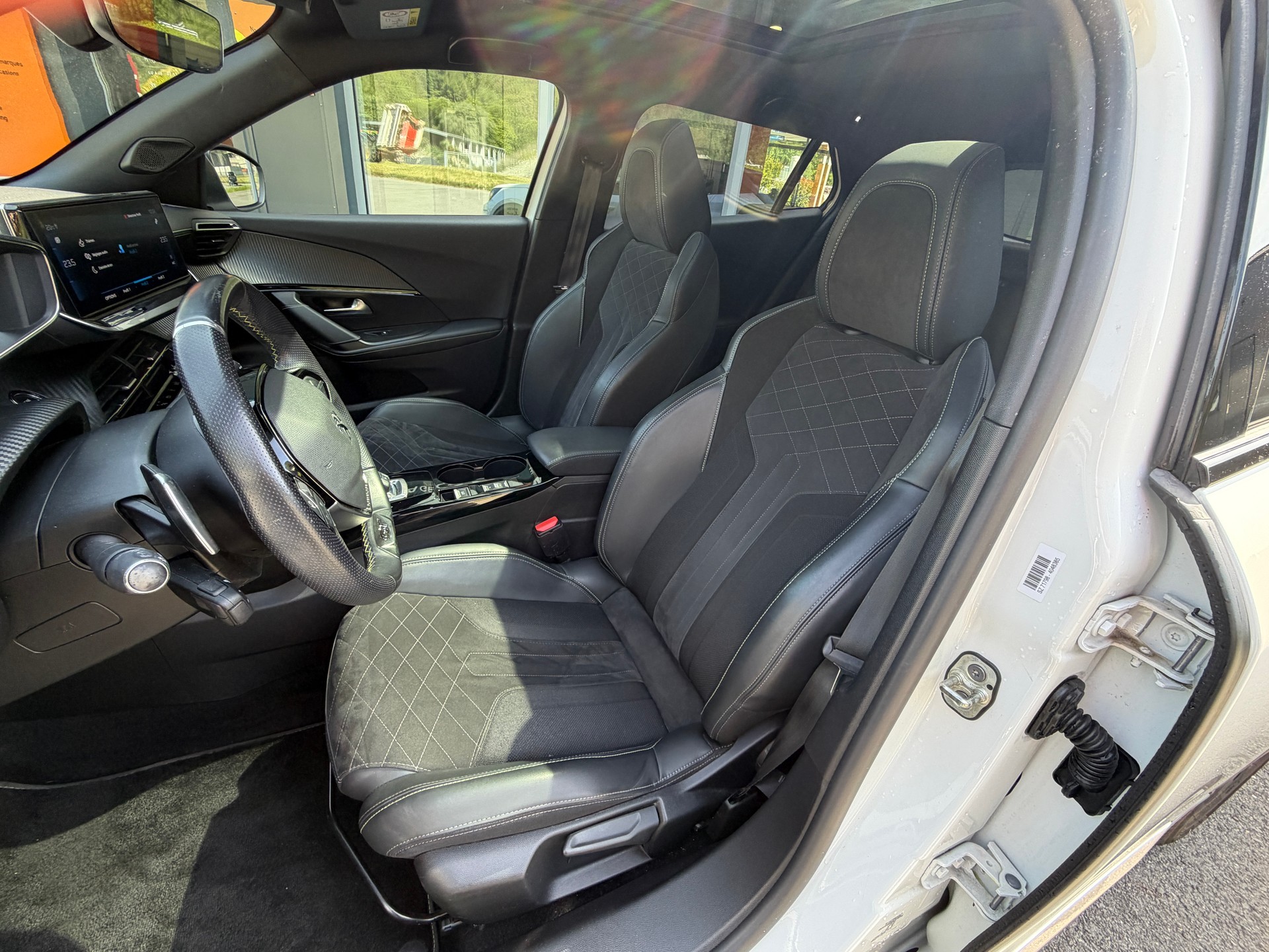 PEUGEOT 2008 1.2 PureTech GT Pack EAT8-image-11