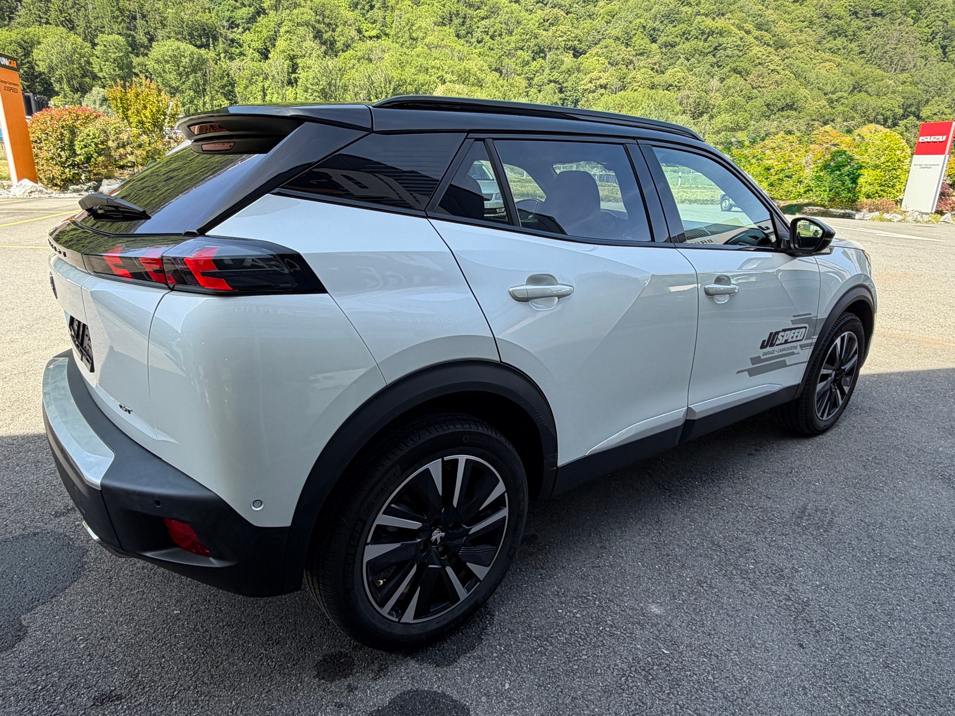 PEUGEOT 2008 1.2 PureTech GT Pack EAT8-image-4