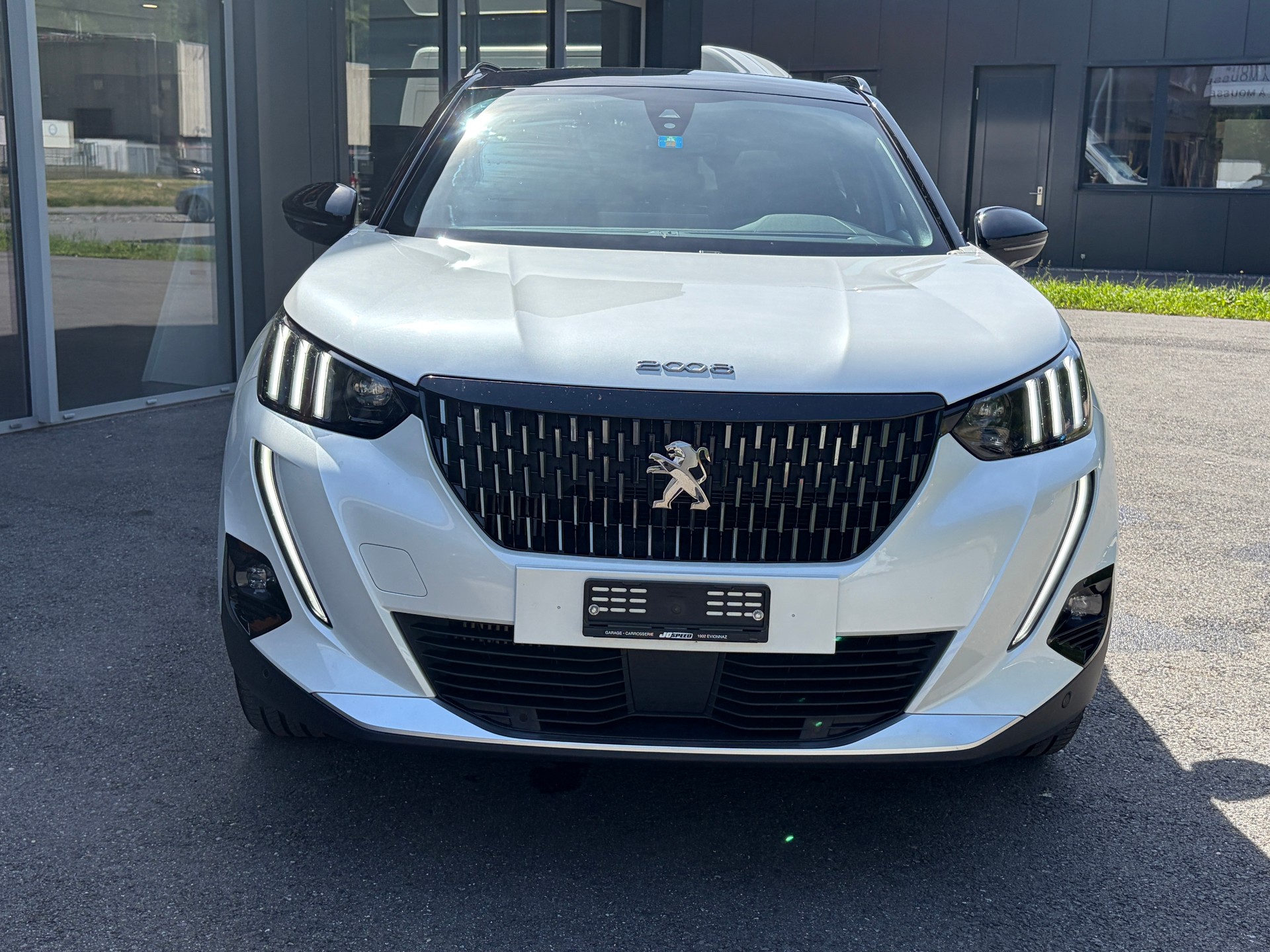 PEUGEOT 2008 1.2 PureTech GT Pack EAT8-showroom-element-1