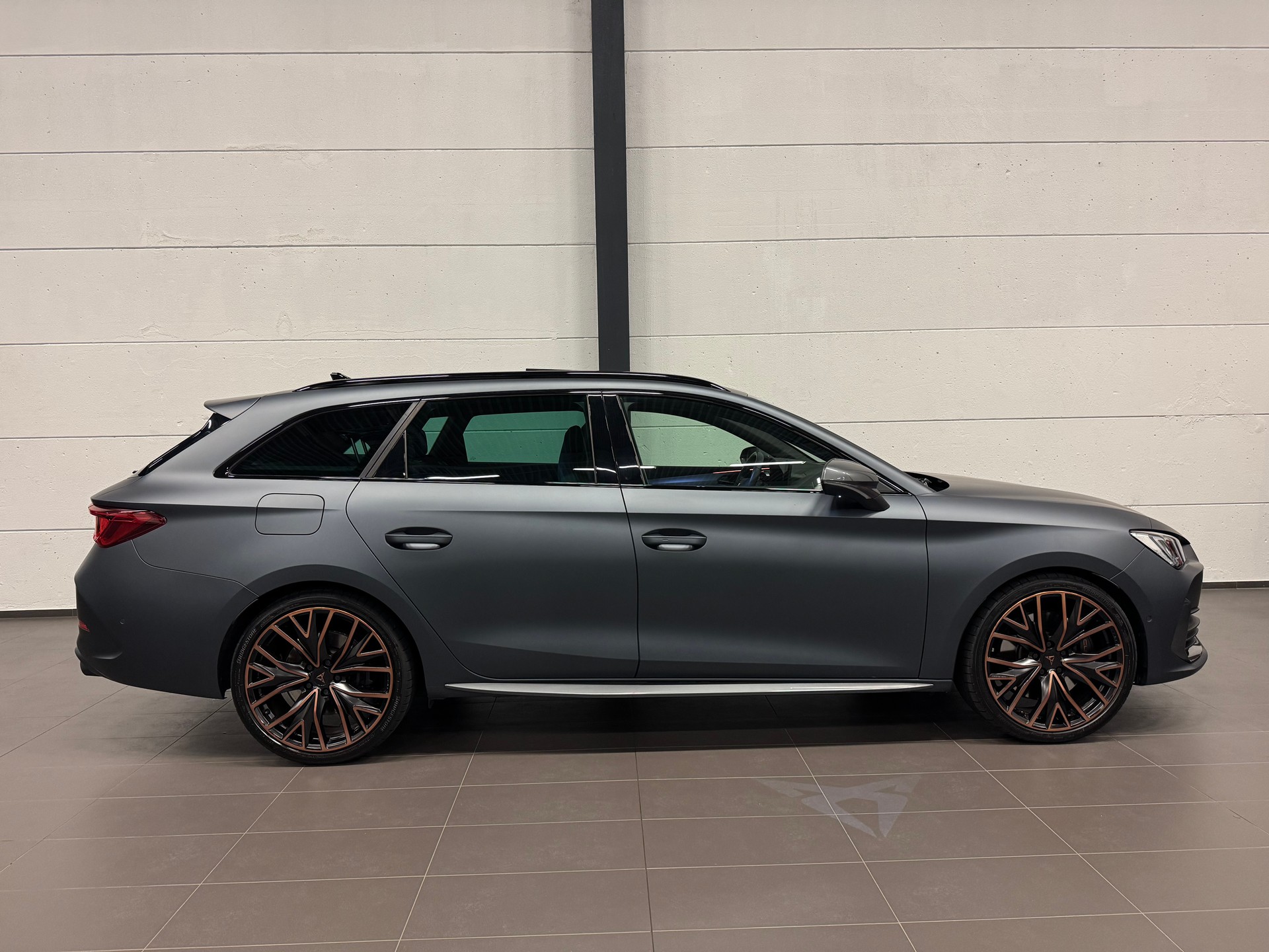 CUPRA LEON ST 2.0 TSI VZ DSG 4Drive Grau Matt-image-9