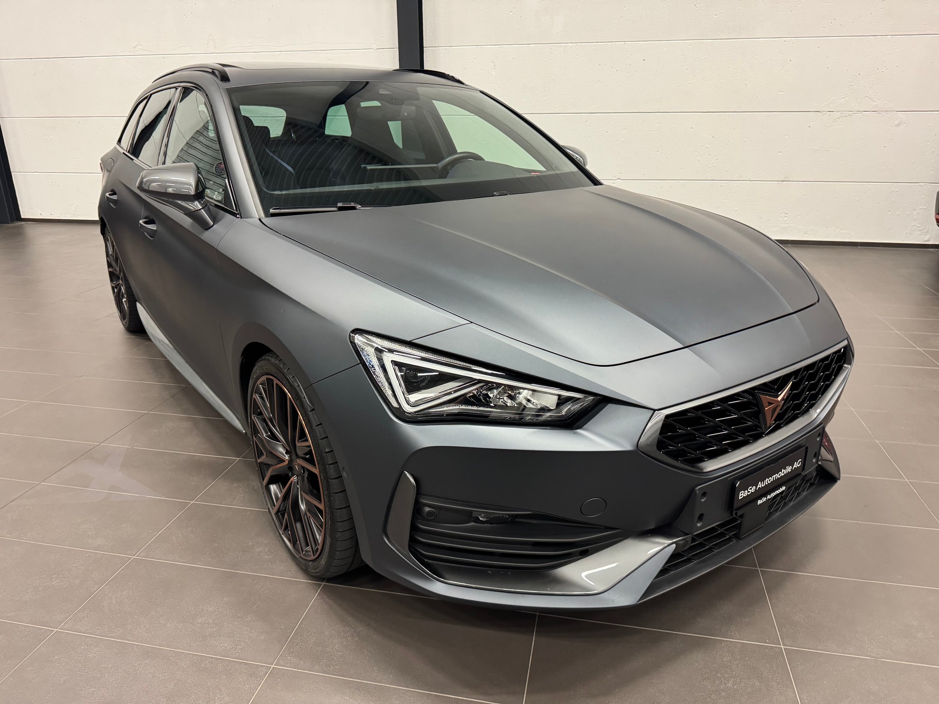 CUPRA LEON ST 2.0 TSI VZ DSG 4Drive Grau Matt-showroom-element-1