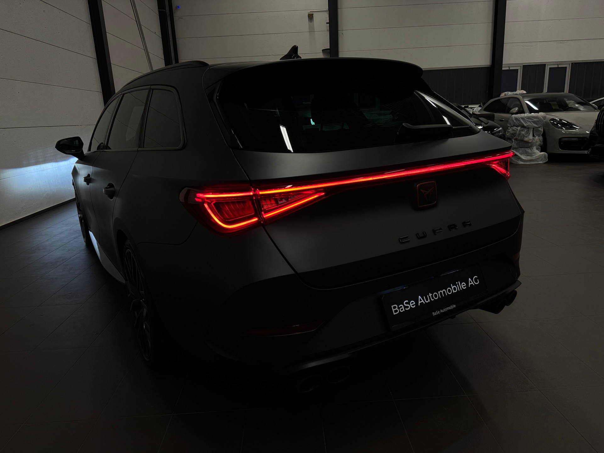 CUPRA LEON ST 2.0 TSI VZ DSG 4Drive Grau Matt-image-15