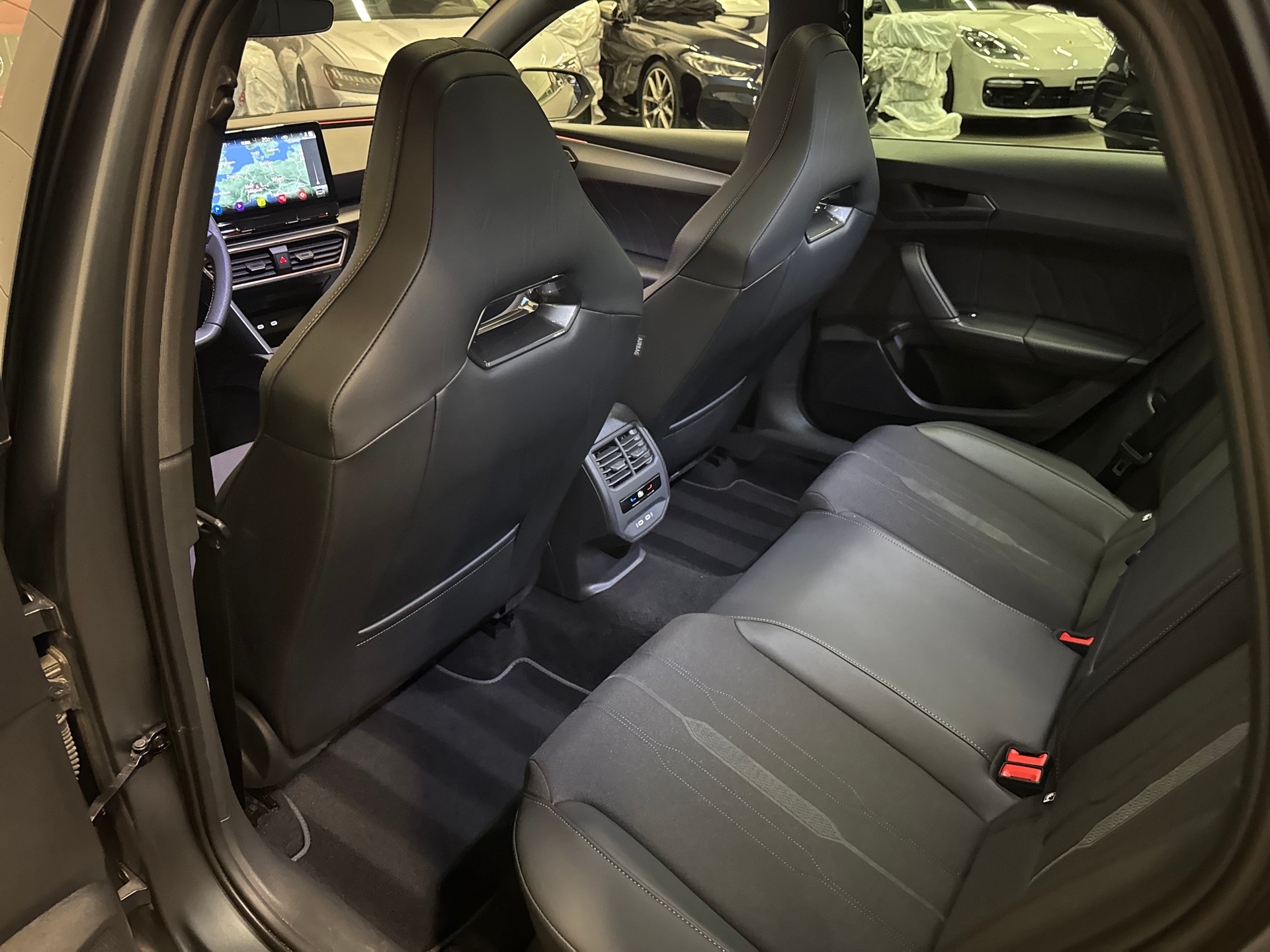 CUPRA LEON ST 2.0 TSI VZ DSG 4Drive Grau Matt-image-22