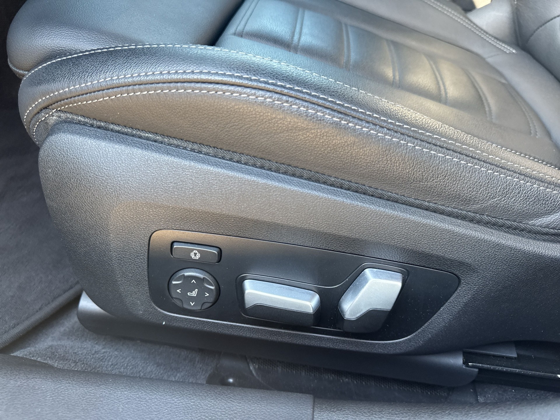 BMW 330e xDrive Pure M Sport Steptronic-image-19