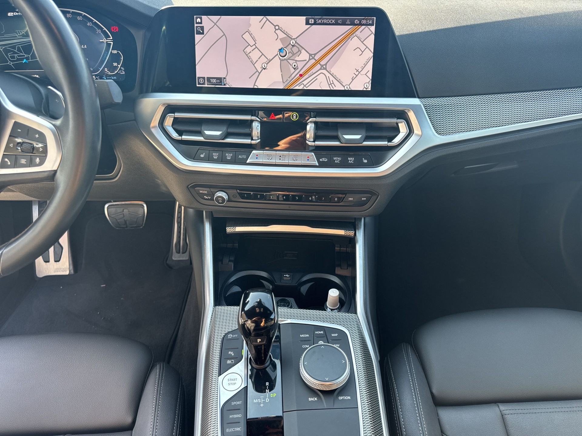 BMW 330e xDrive Pure M Sport Steptronic-image-13