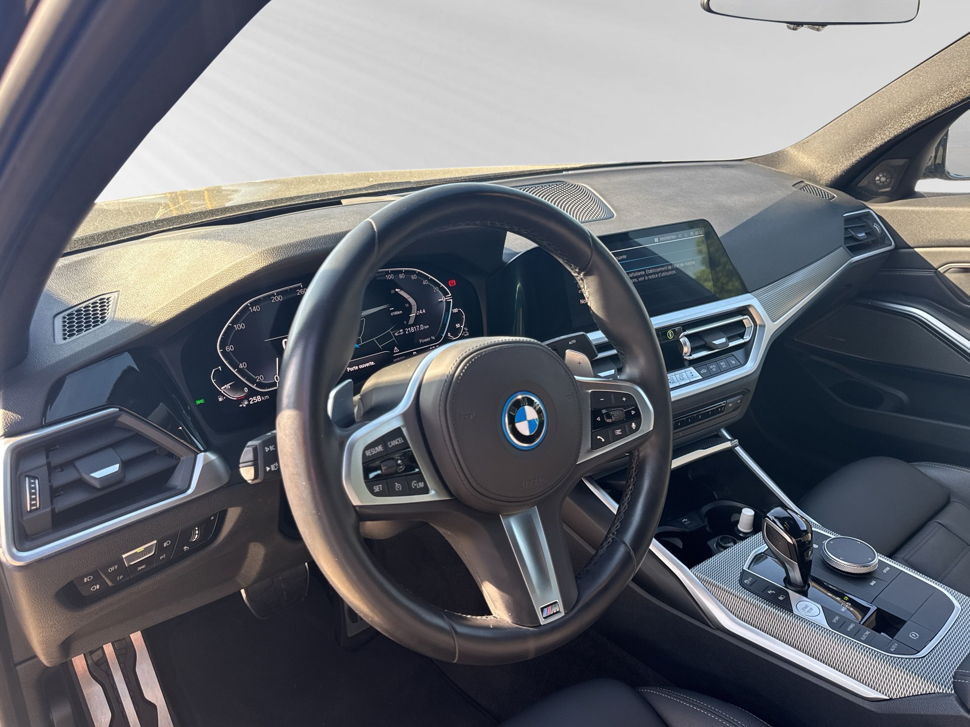 BMW 330e xDrive Pure M Sport Steptronic-image-4