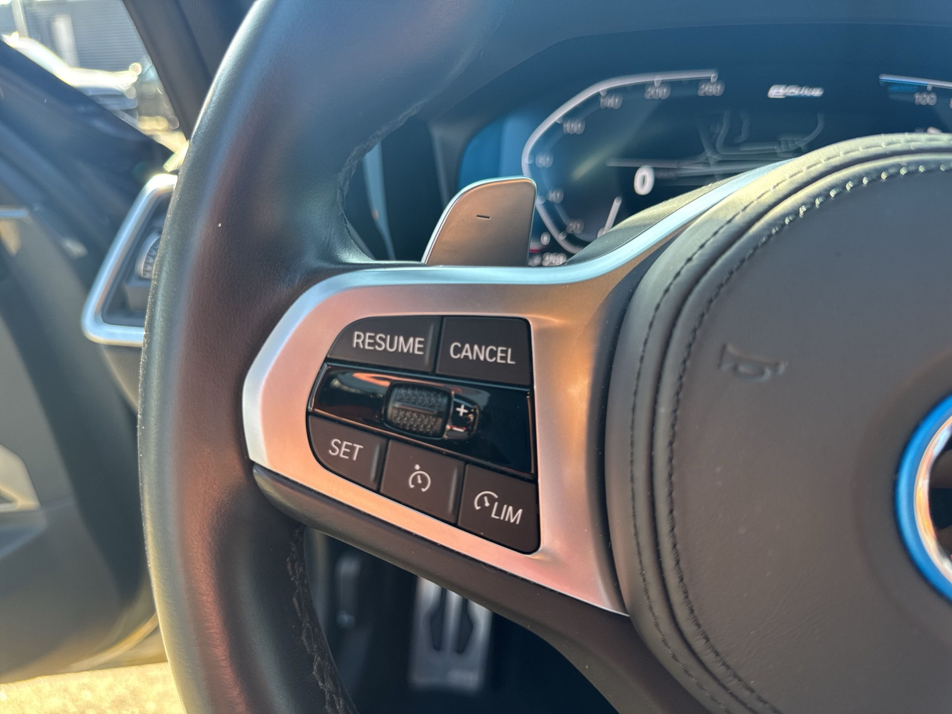 BMW 330e xDrive Pure M Sport Steptronic-image-15