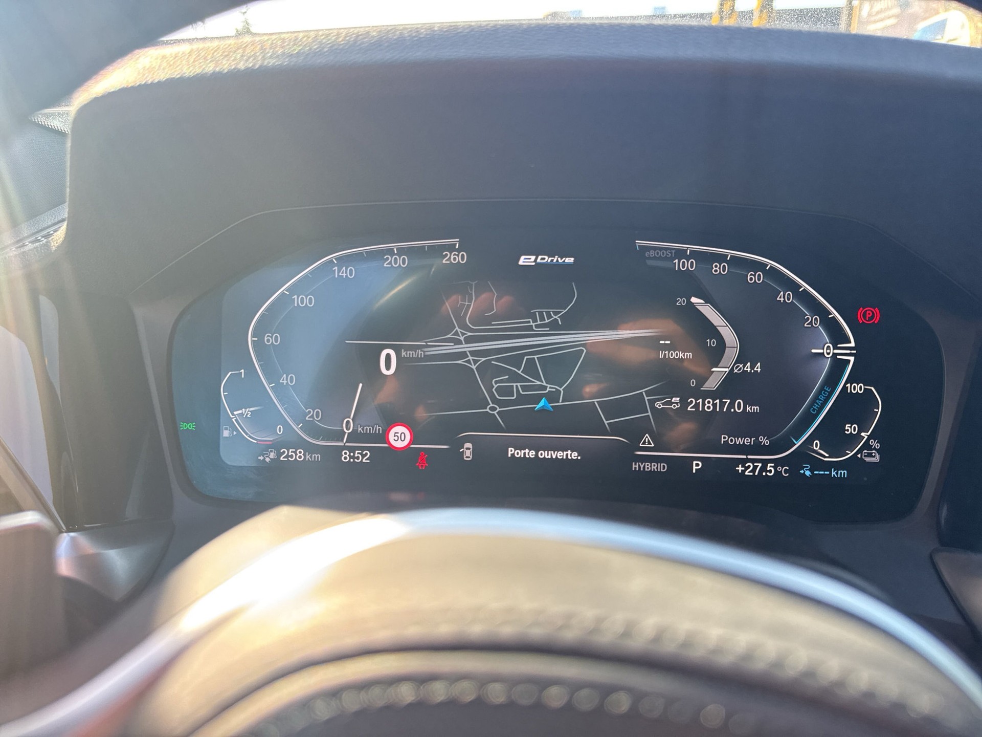 BMW 330e xDrive Pure M Sport Steptronic-image-14