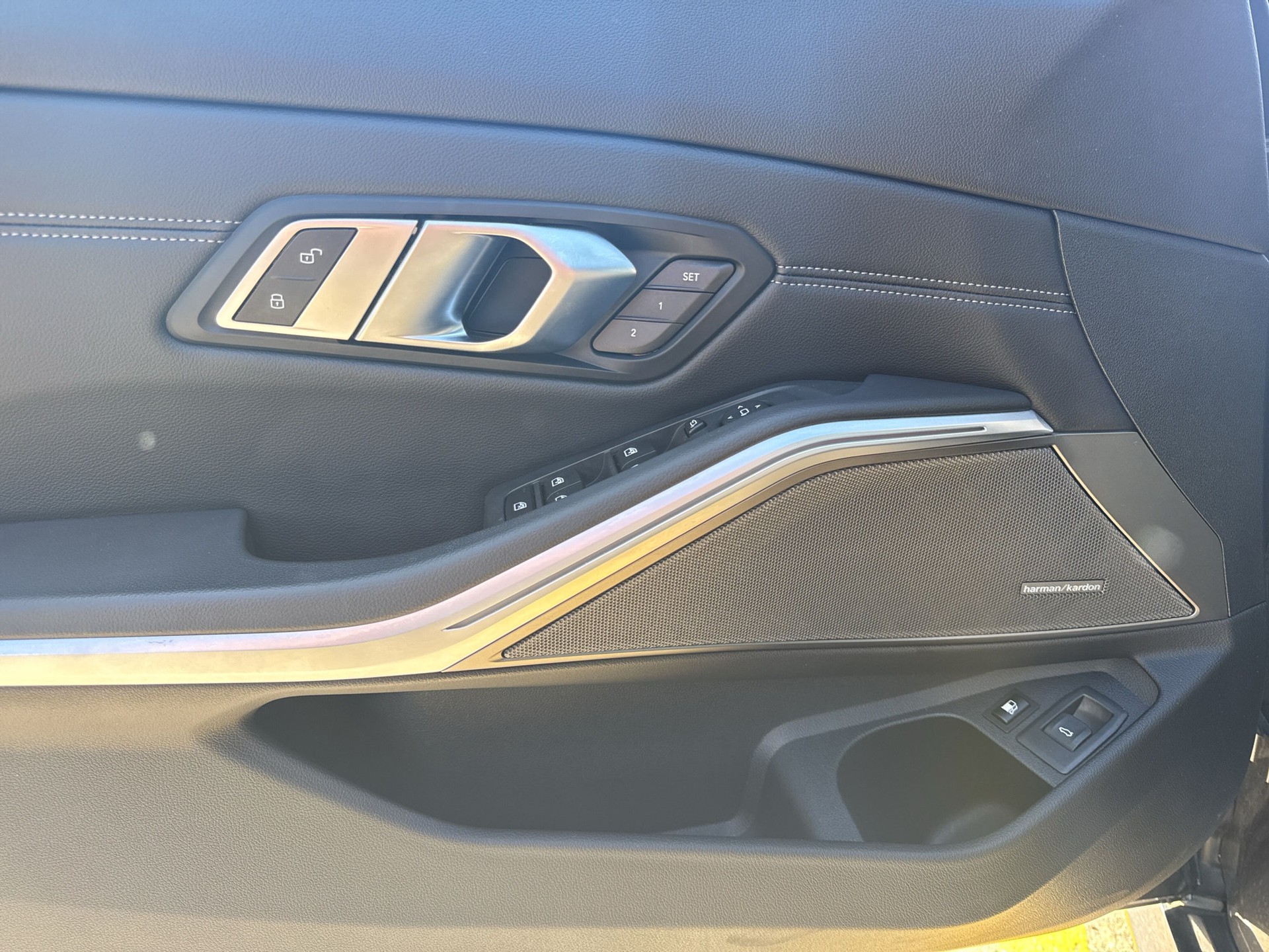BMW 330e xDrive Pure M Sport Steptronic-image-17